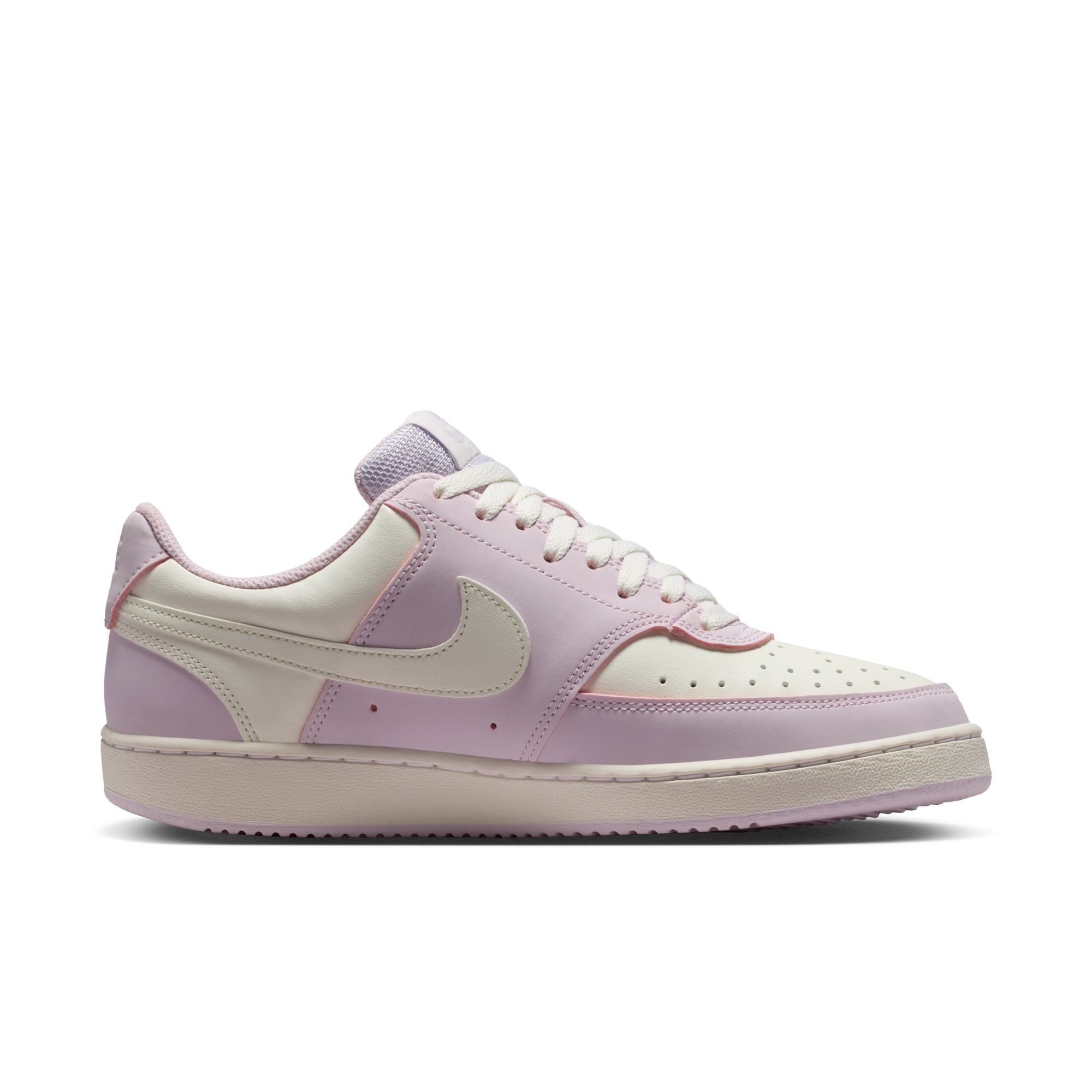 Nike Sportswear W COURT VISION LOW P NBK Sneaker inspiriert vom Design des Nike Air Force