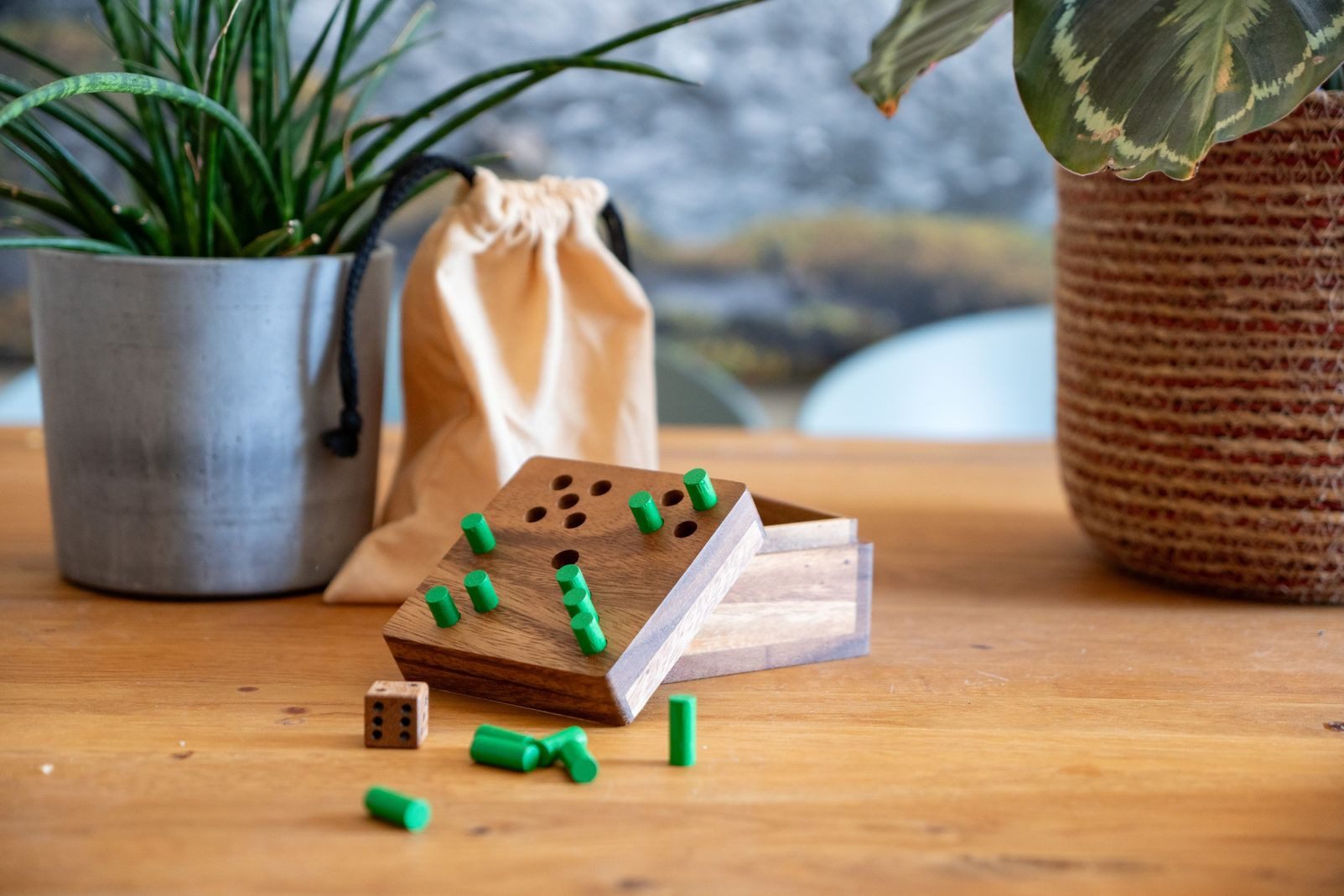 LOGOPLAY Spiel 6 raus Gr. XL, Familienspiel, 6 raus Gr. XL - für 2 bis 6 Spieler - Würfelspiel mit 40 Spielsteckern