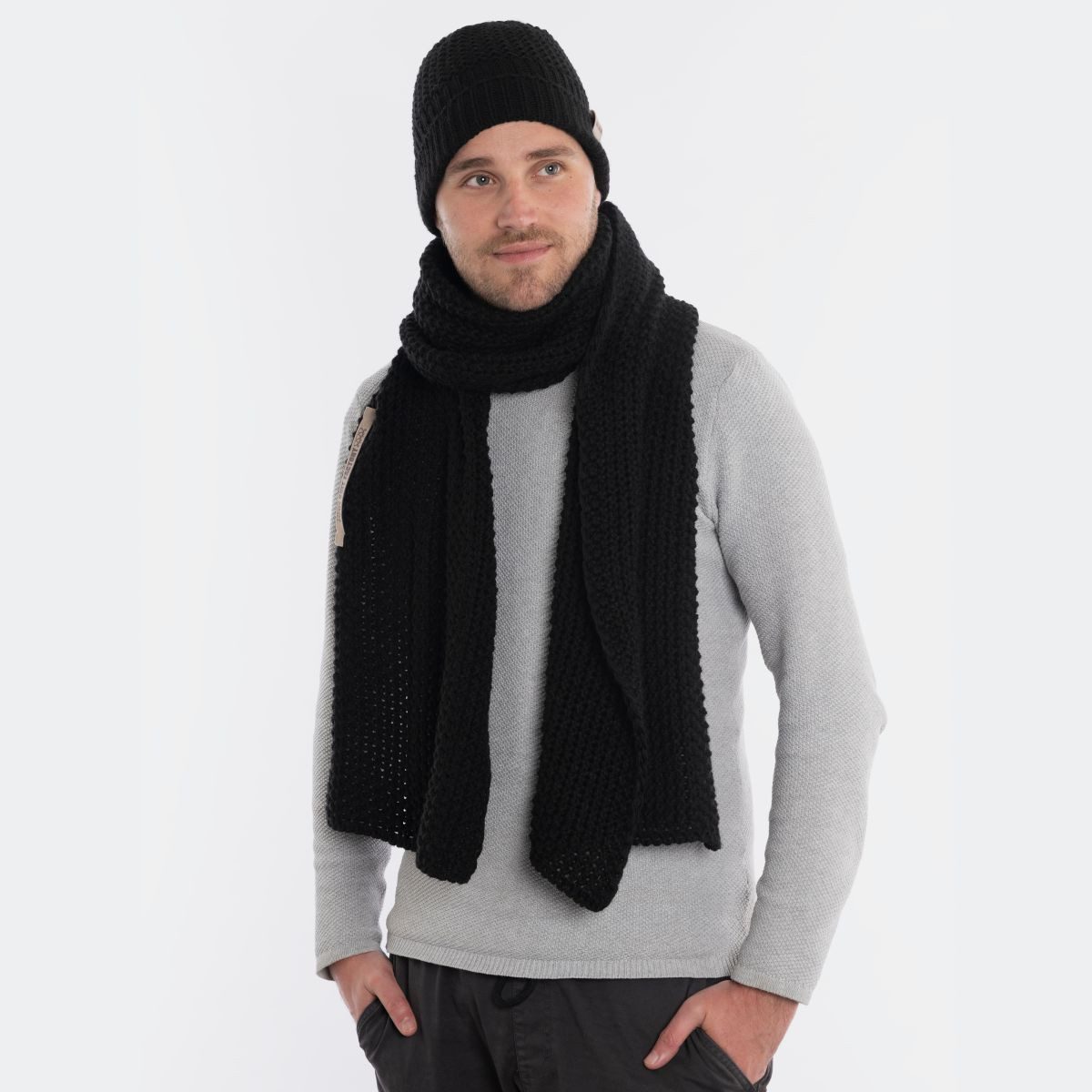 Knit Factory Strickmütze Carry Mütze Schwarz (1-St) Mütze Strickmütze Wollmütze unifarbend