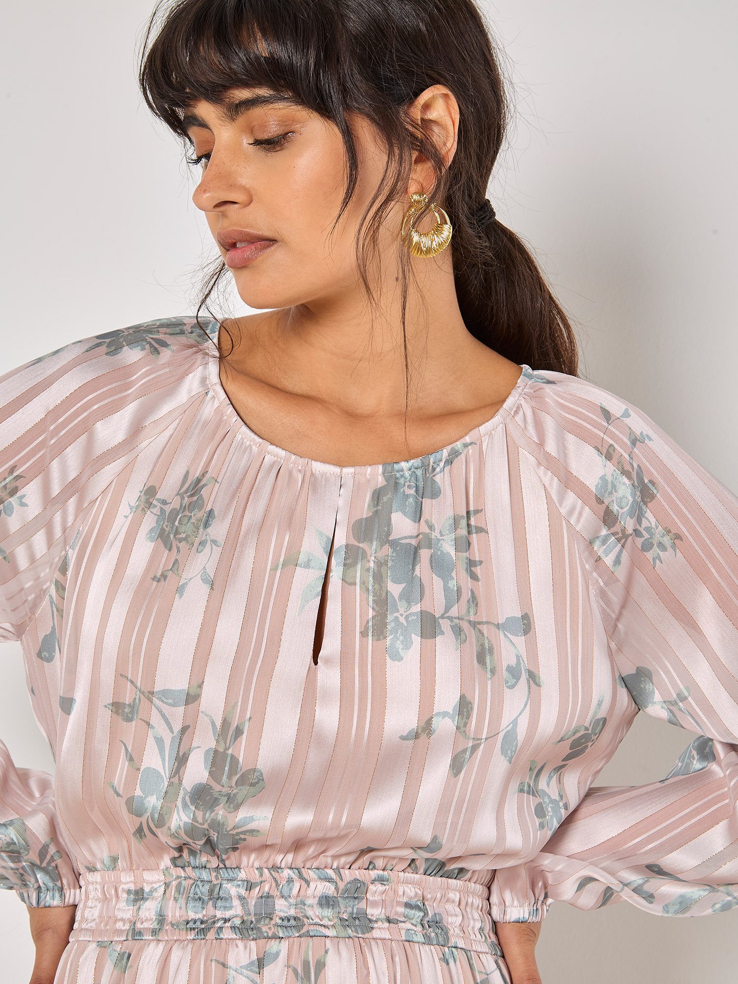 Apricot Maxikleid Silhouette Floral Satin Schimmer Maxi Kleid . mit Plisseefalten