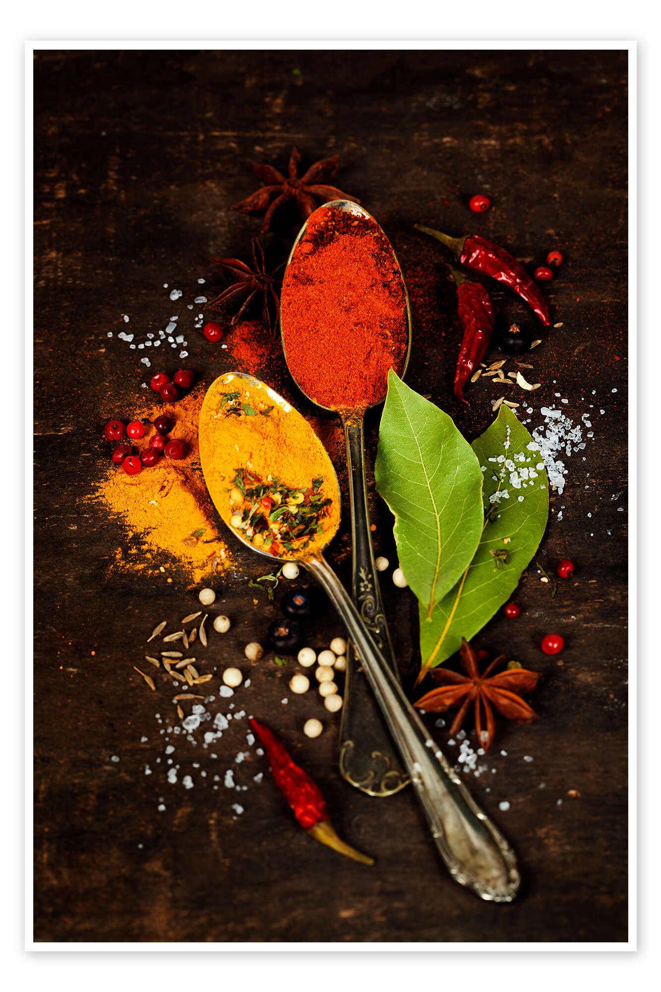 Posterlounge Wandbild Bunte Gewürze auf einem alten Holzbrett, Food Photography Collection, erhältlich als Poster, Leinwandbild, Wandsticker oder Acrylglasbild