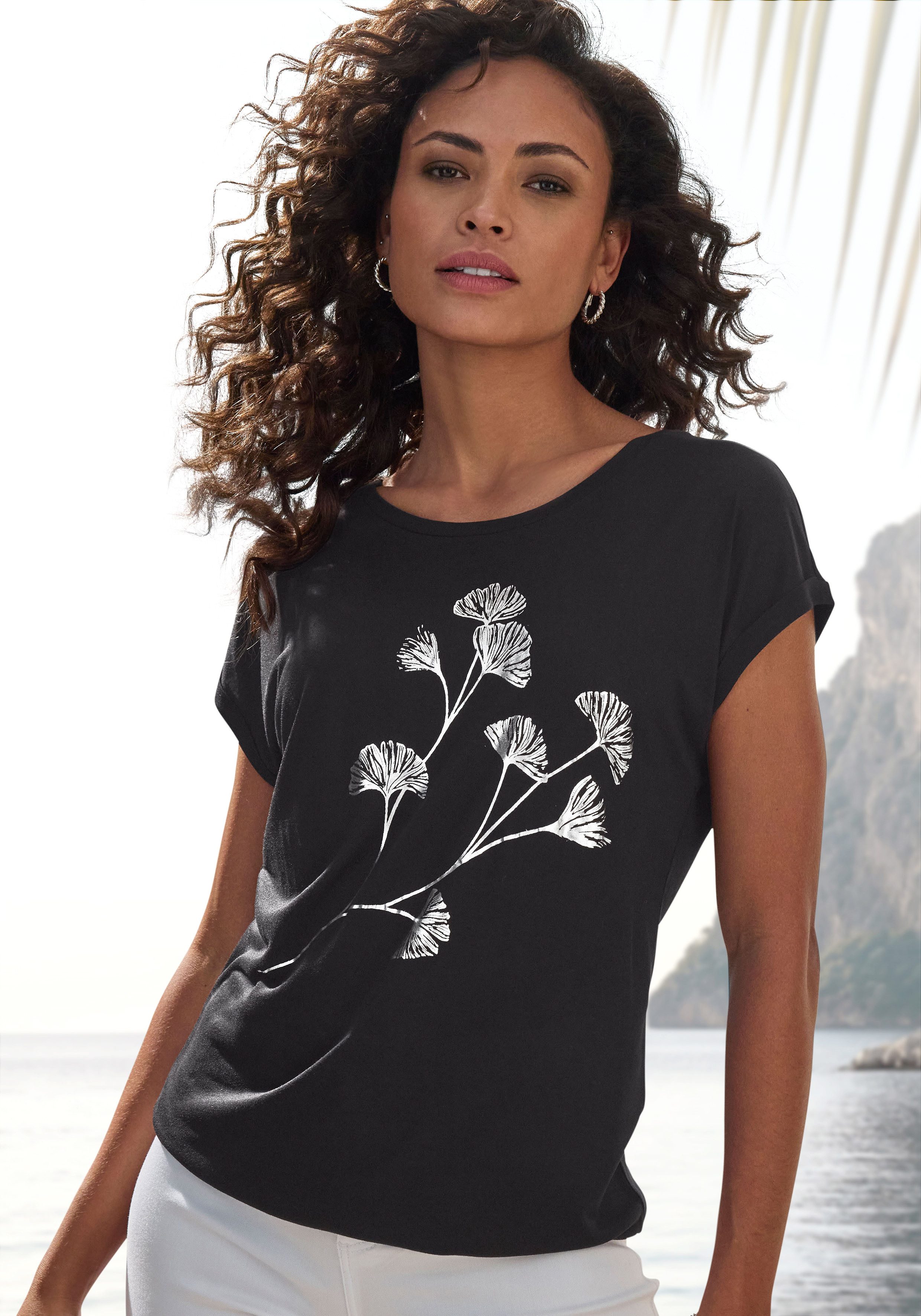 LASCANA Kurzarmshirt mit schimmerndem Blumenprint aus elastischer Viskose-Qualität