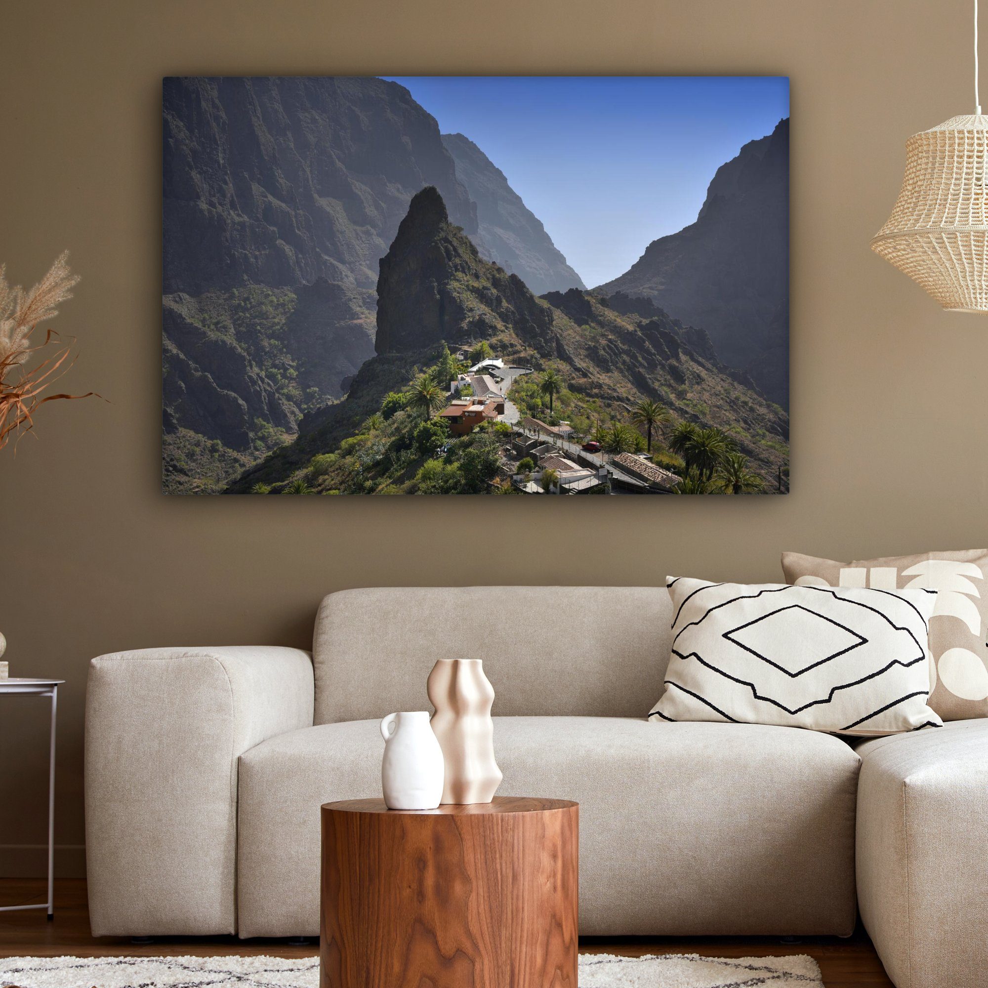 OneMillionCanvasses® Leinwandbild Blick Bergdorf auf (1 Spanien, Teneriffa und XXL, 120x80 Berge Gemälde, für Wandbild Wohnbereiche, großes, cm St), alle