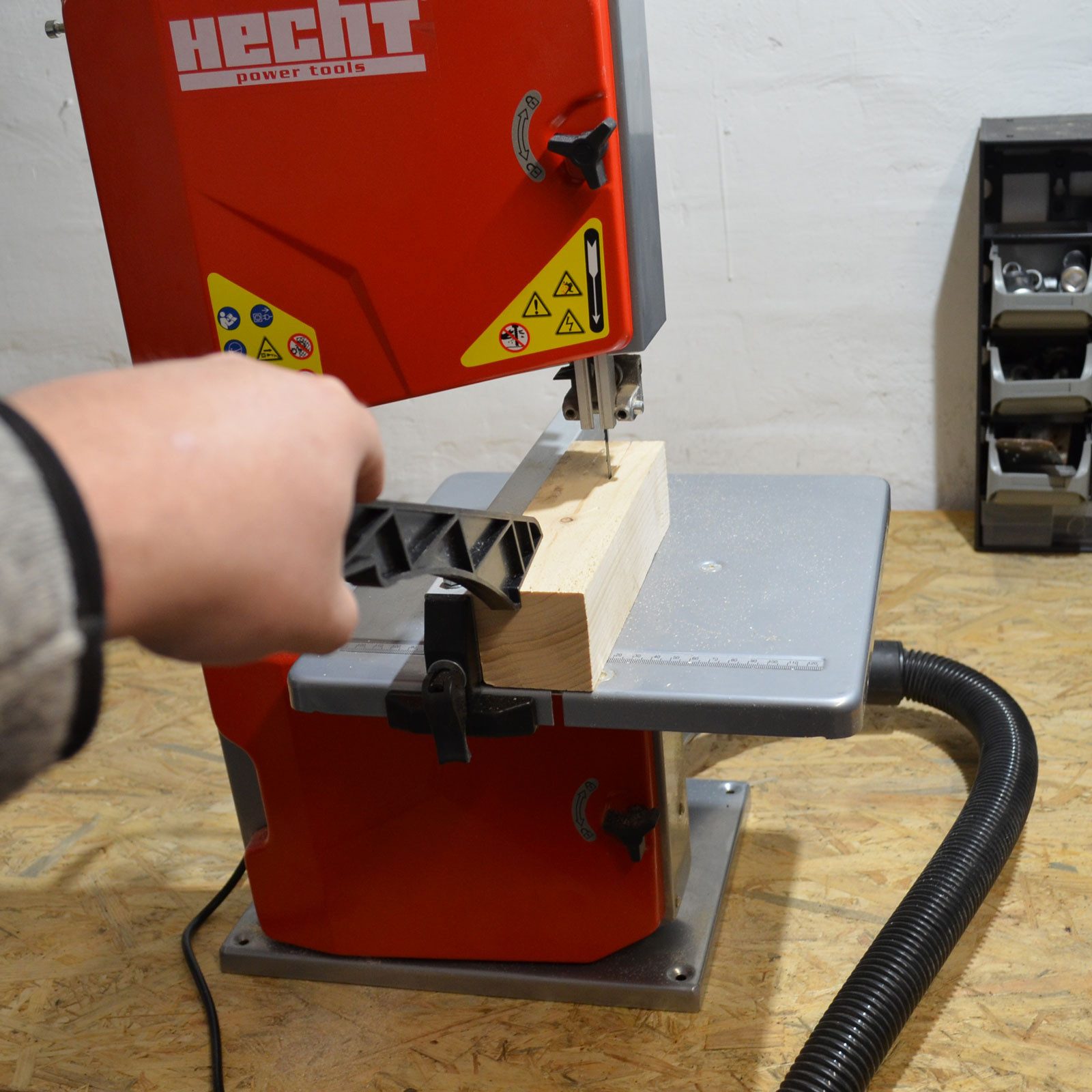 Hecht Holzbandsäge 1400mm Sägeband 250W 950m/min, Parallelanschlag, werkzeugloser Sägeblattwechsel – Bild 4 von 5