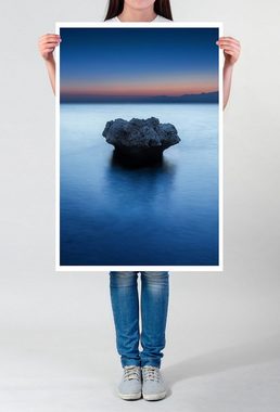 Sinus Art Poster Landschaftsfotografie 60x90cm Poster Einsamer Fels im ruhigen Meer