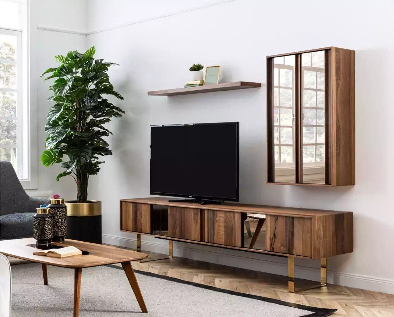 Wohnwand Moderne Wohnwand in warmem Braun mit TV-Lowboard und Schrank