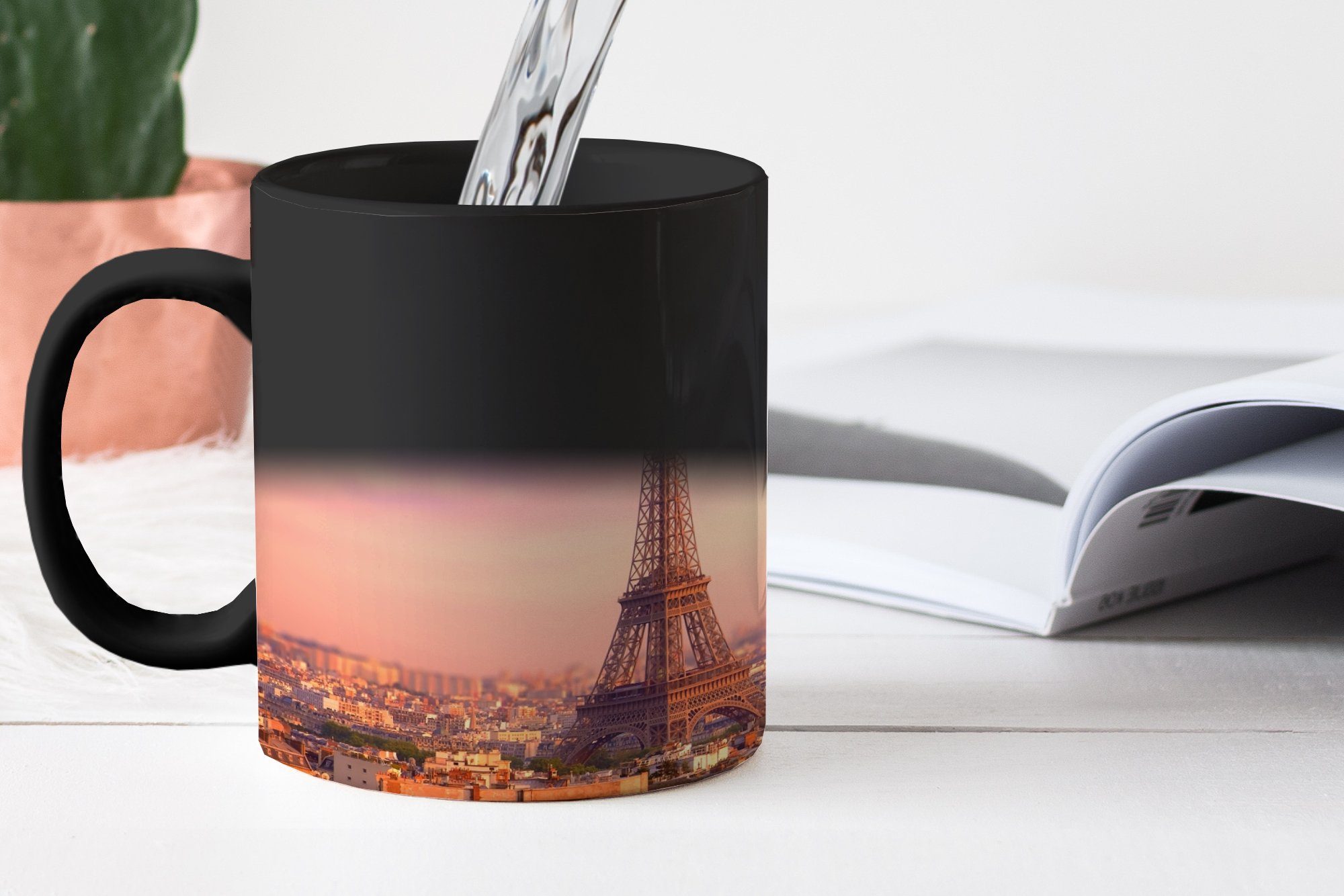 Tasse MuchoWow mit Farbwechsel, Zaubertasse, Eiffelturm dem als Höhepunkt, Keramik, Kaffeetassen, Teetasse, Blick Geschenk über Paris