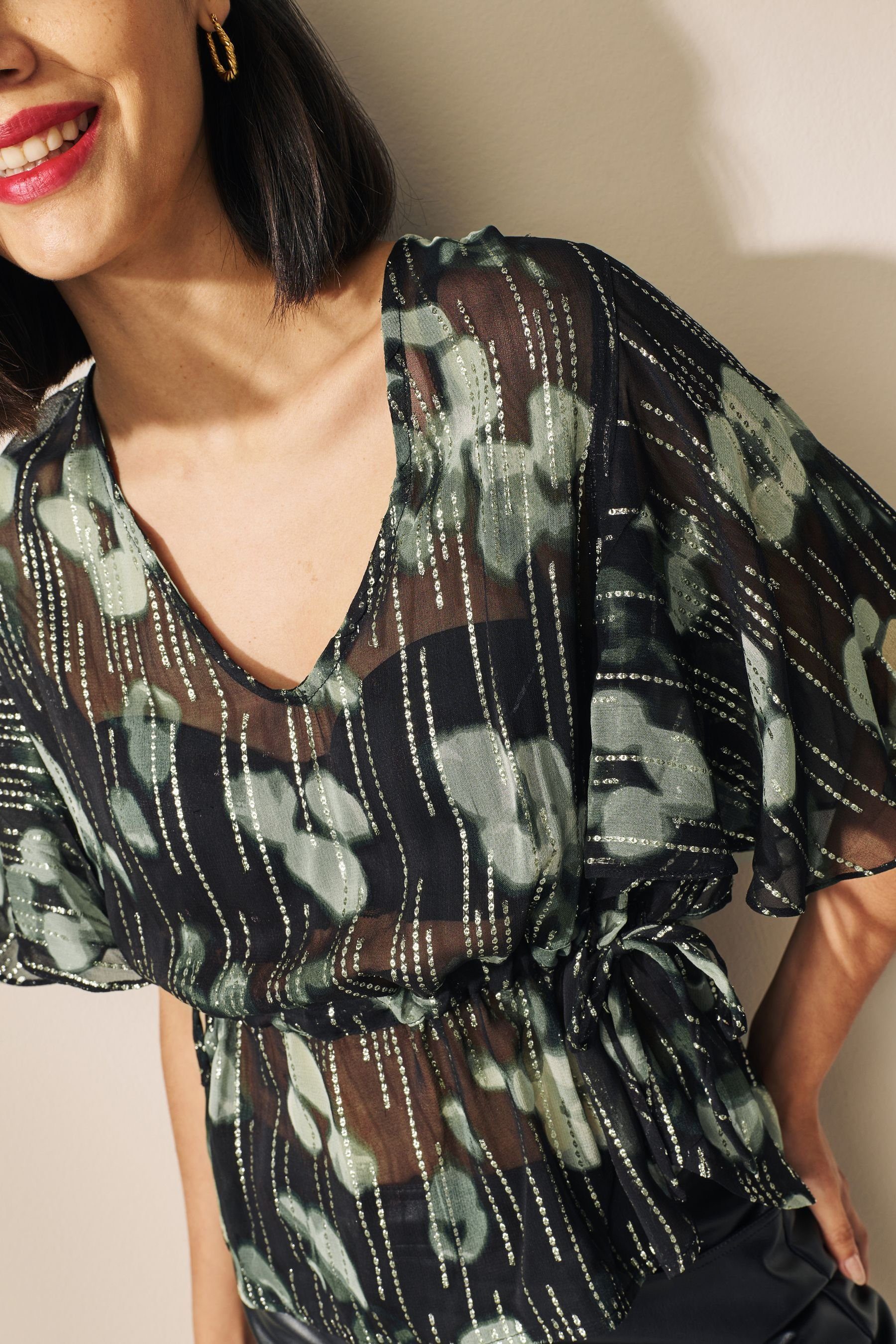 Next Blusenshirt Glitzernde Kurzarm-Bluse mit V-Ausschnitt (1-tlg)