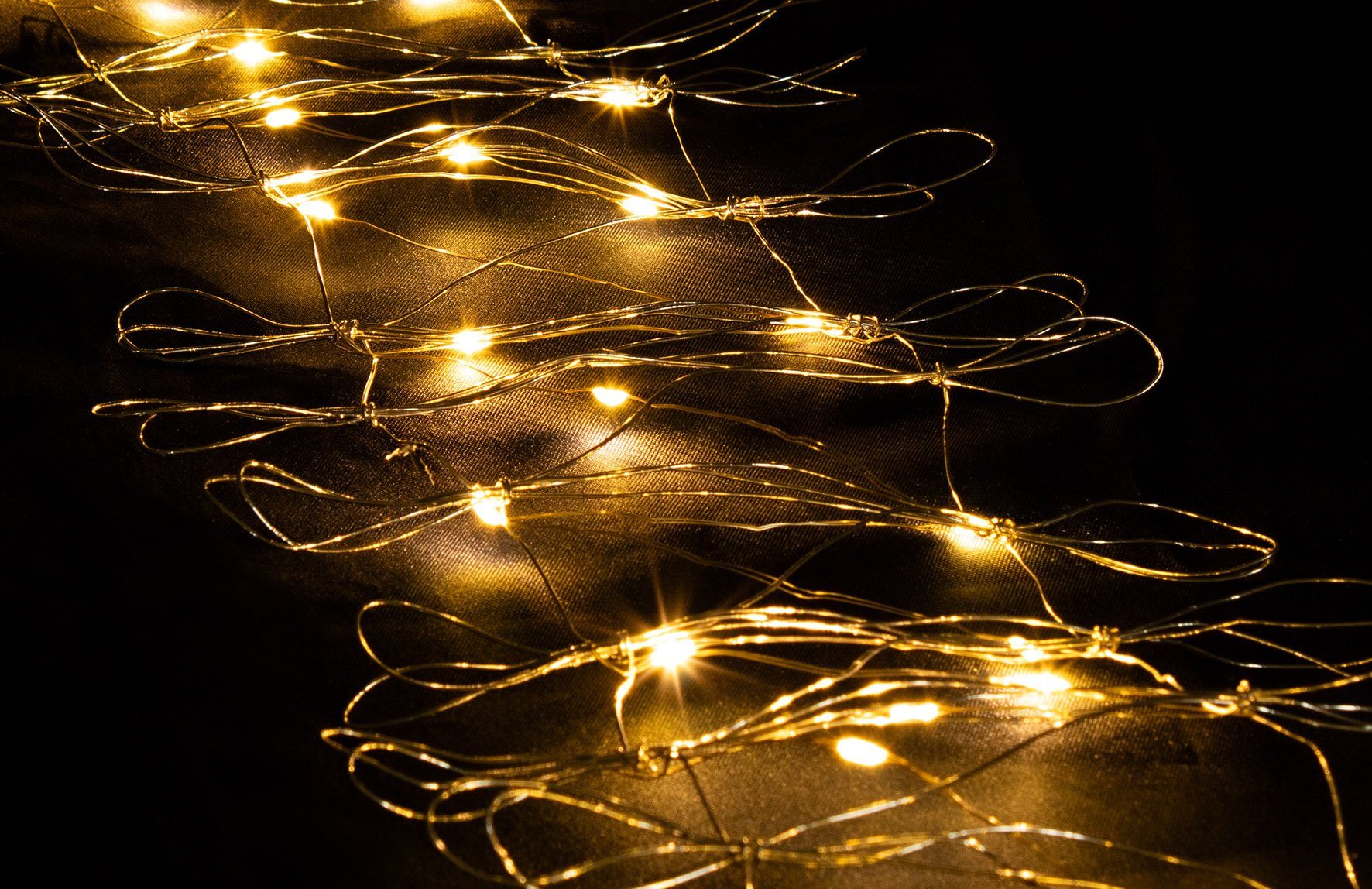 Spetebo Tischläufer LED Tischläufer aus flexiblem Draht - 120 cm (Packung, 1 tlg), Tisch Deko Beleuchtung 50 LED Batterie betrieben