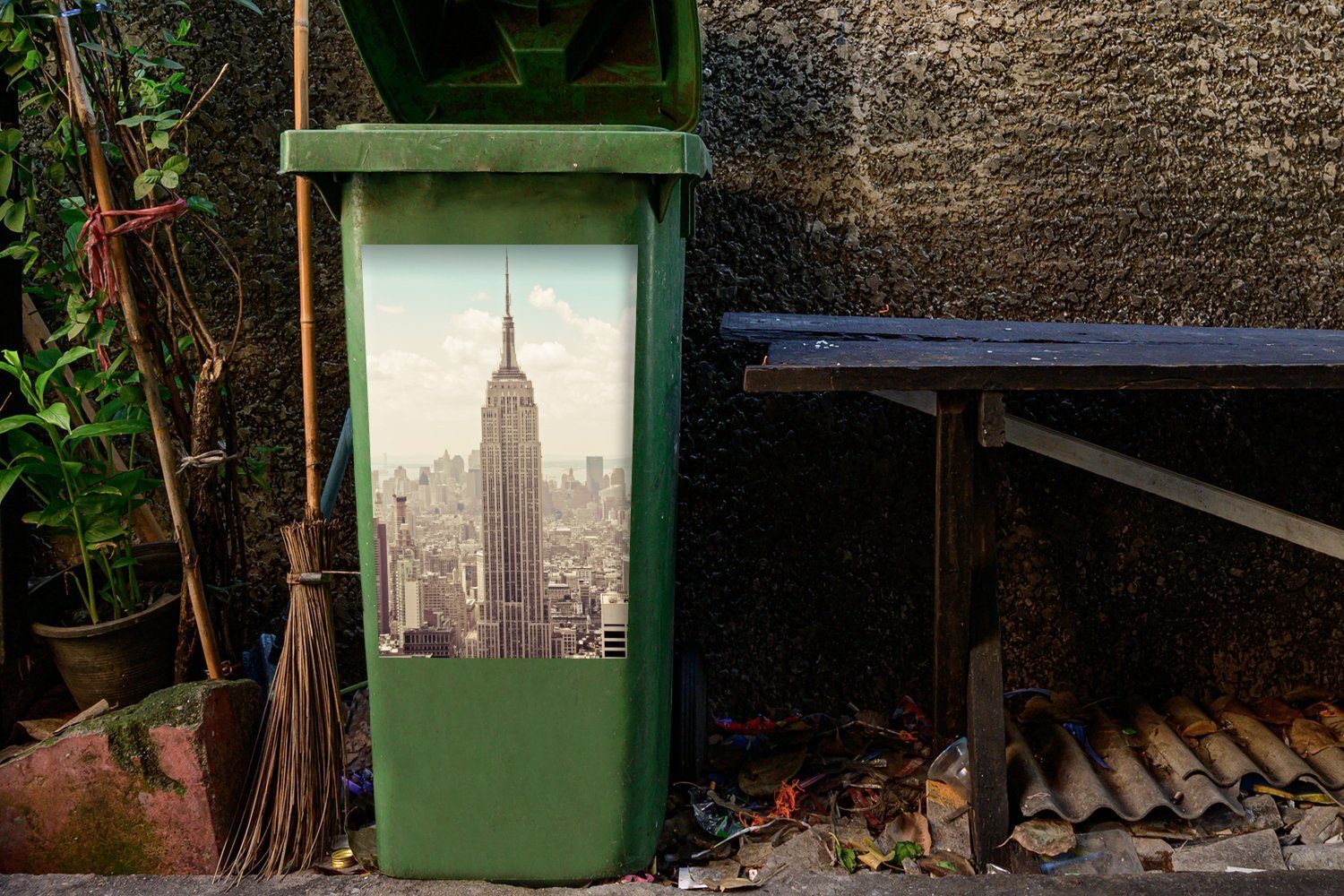 MuchoWow Wandsticker Blick auf Thema Mülleimer-aufkleber, Abfalbehälter State altmodischen Container, (1 Empire einem mit Sticker, St), Building das Mülltonne