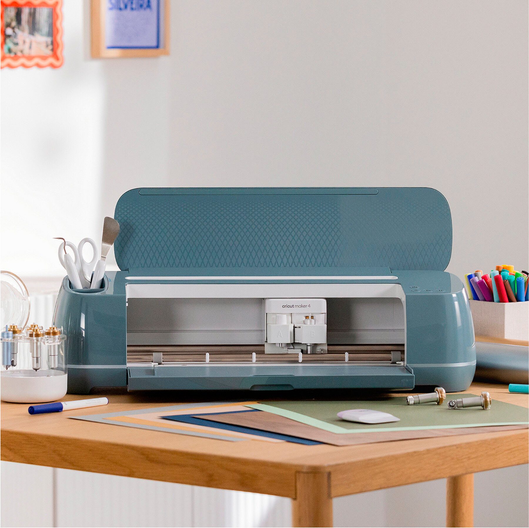 Cricut Schneideplotter Maker™ 4 + Essentials-Bundle
