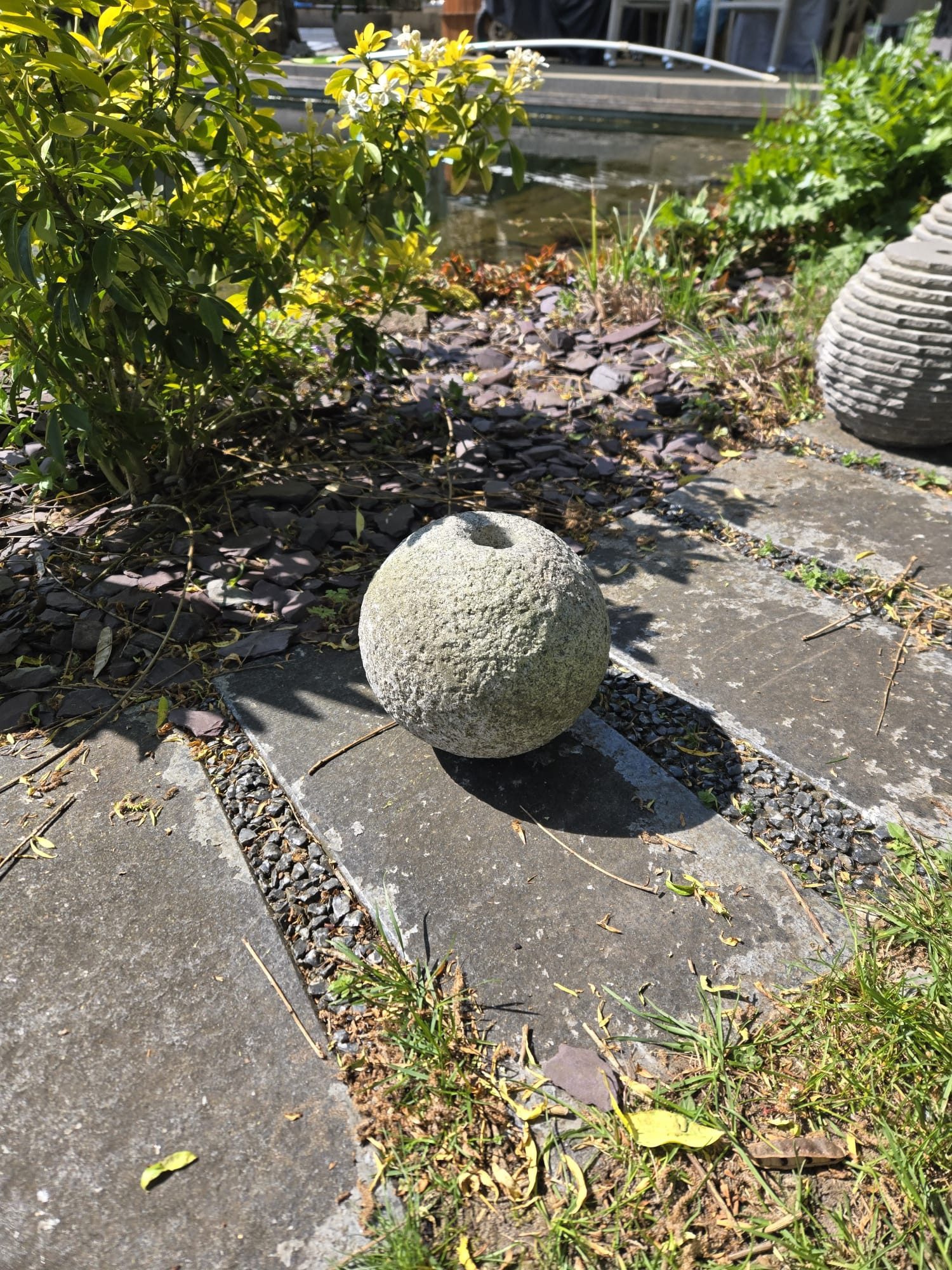 IDYL Gartenfigur Granit Kugel gestockt