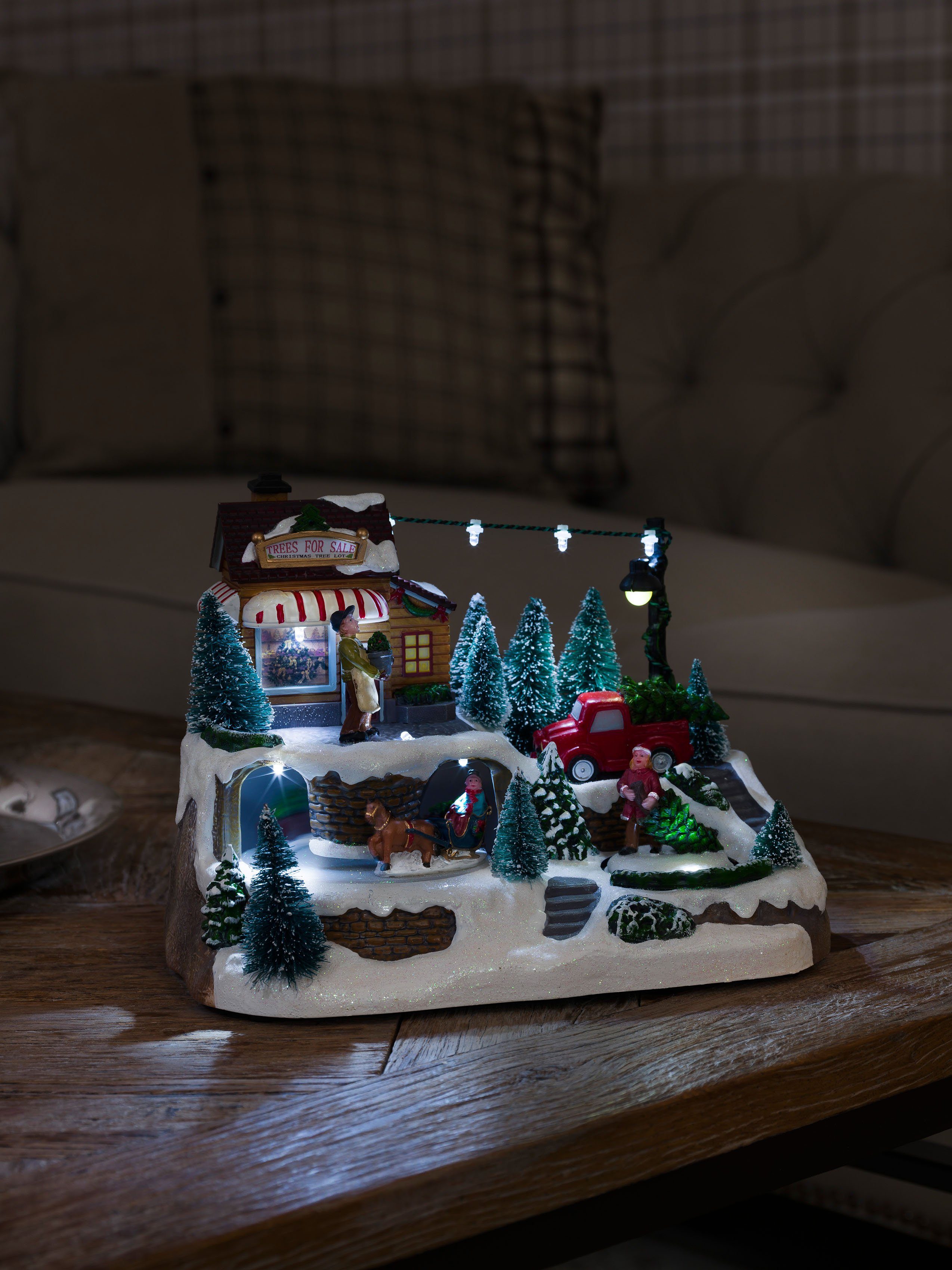 KONSTSMIDE LED Dekolicht, LED Szenerie Weihnachtsbaumverkauf mit Animation und 8 klassischen Weihnachtsliedern, für den Innenbereich, 9 kaltweiße Dioden, wählbare Energieversorgung, Trafo/Batteriebetrieb-kaufen