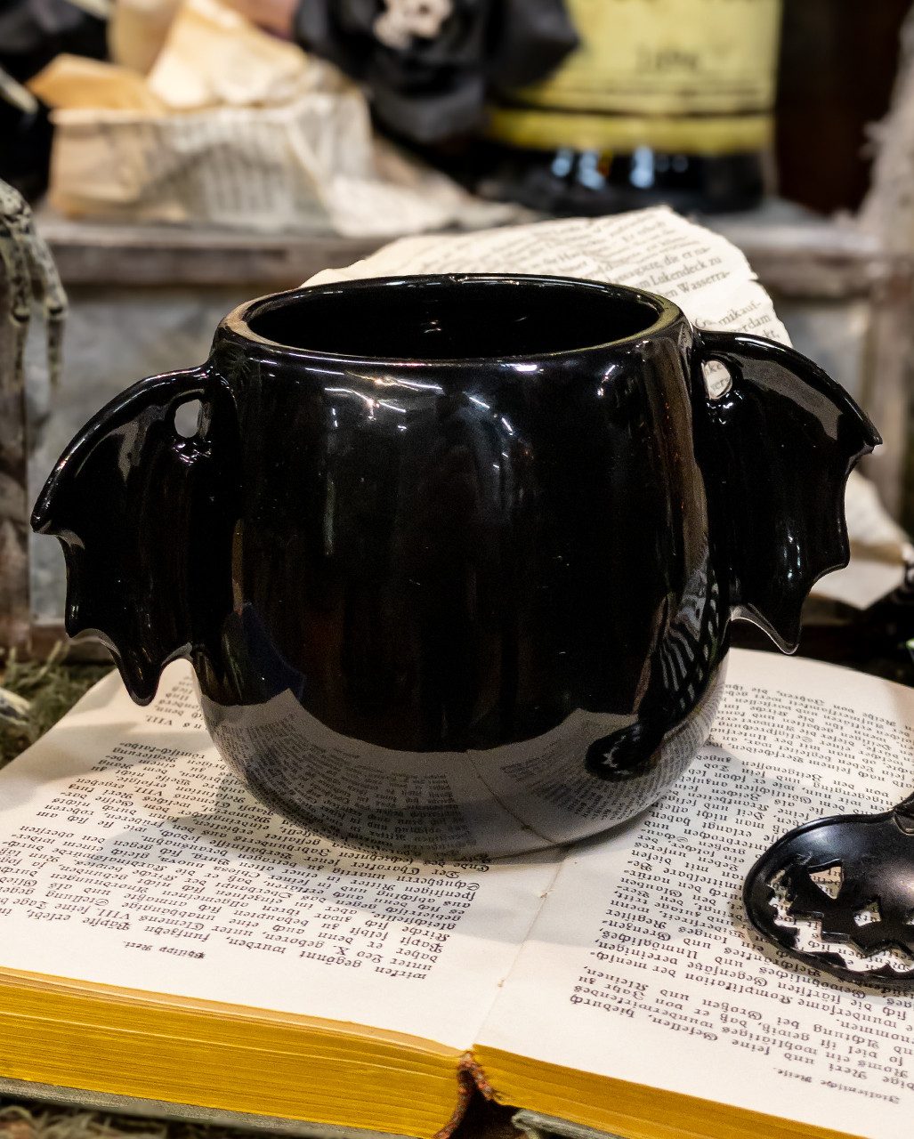 Horror-Shop Tasse Schwarzglänzende Keramik Tasse mit Fledermausflüge, Keramik – Bild 4 von 4