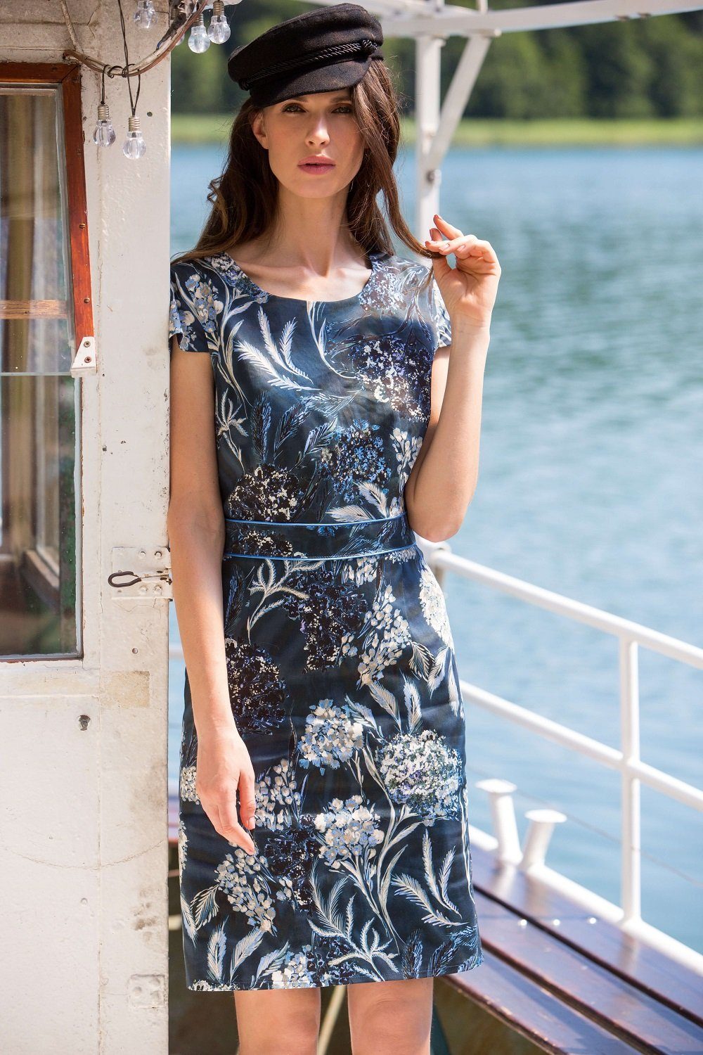 MODEE Sommerkleid in modischer Gräseroptik mit figurbetontem Schnitt Druck Blau