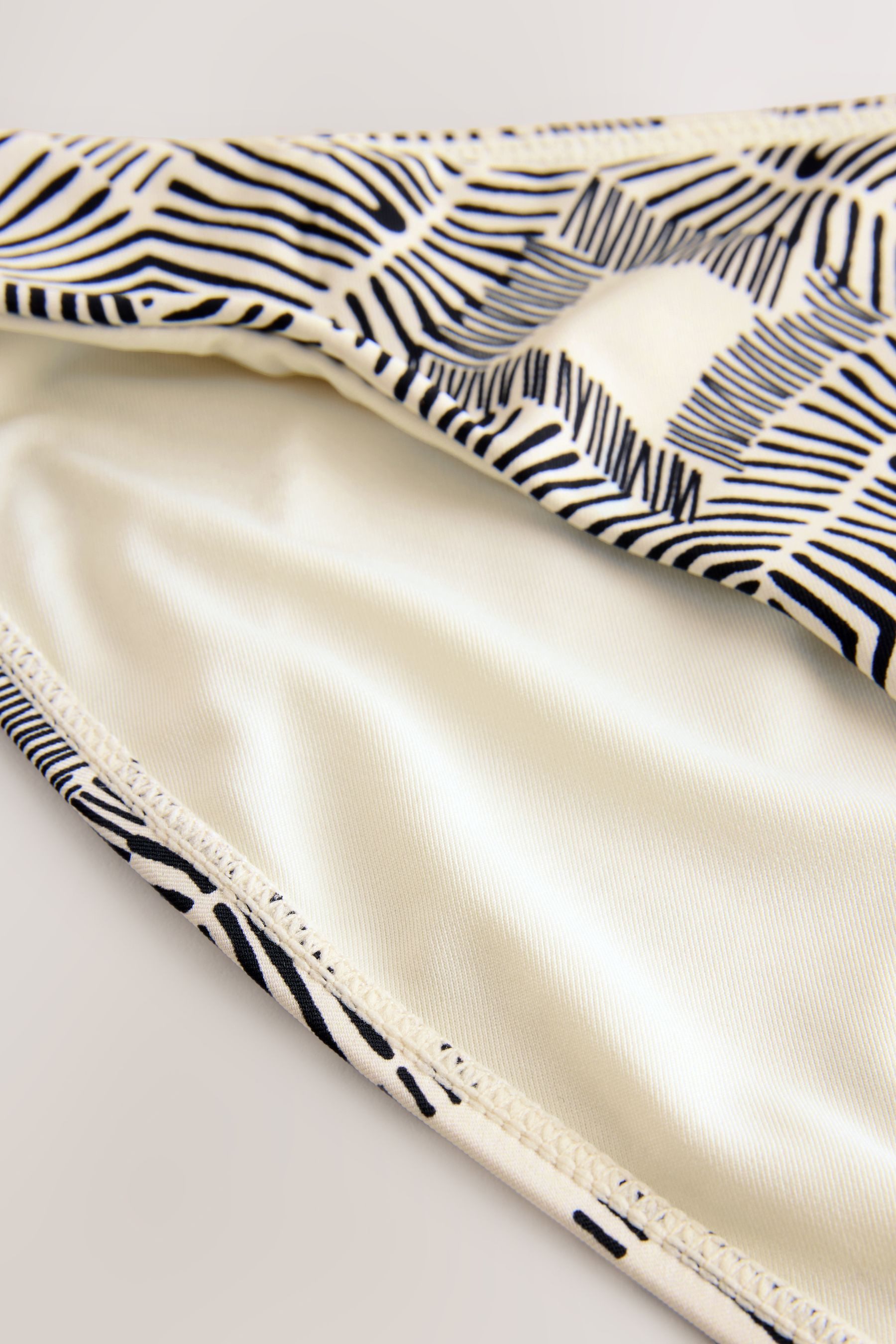 Next Bikini-Hose Asymmetrische Bikinihose mit Perlen, hohes Bein (1-St)