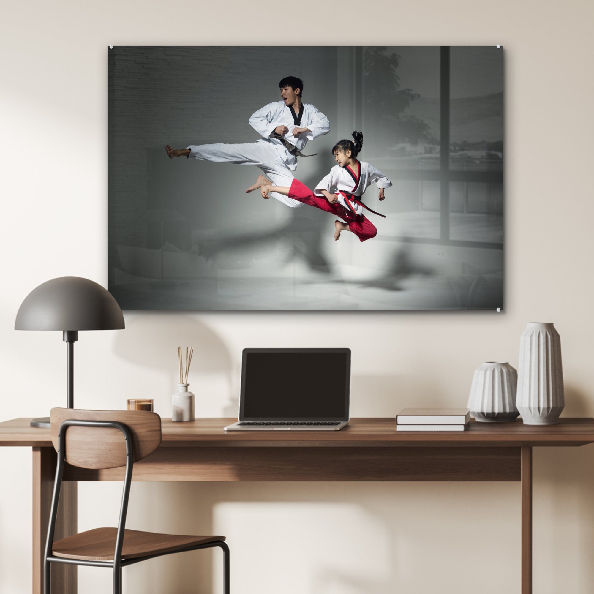Personen Schlafzimmer MuchoWow Acrylglasbild Zwei Wohnzimmer & beim Acrylglasbilder (1 Taekwondo-Training, St),