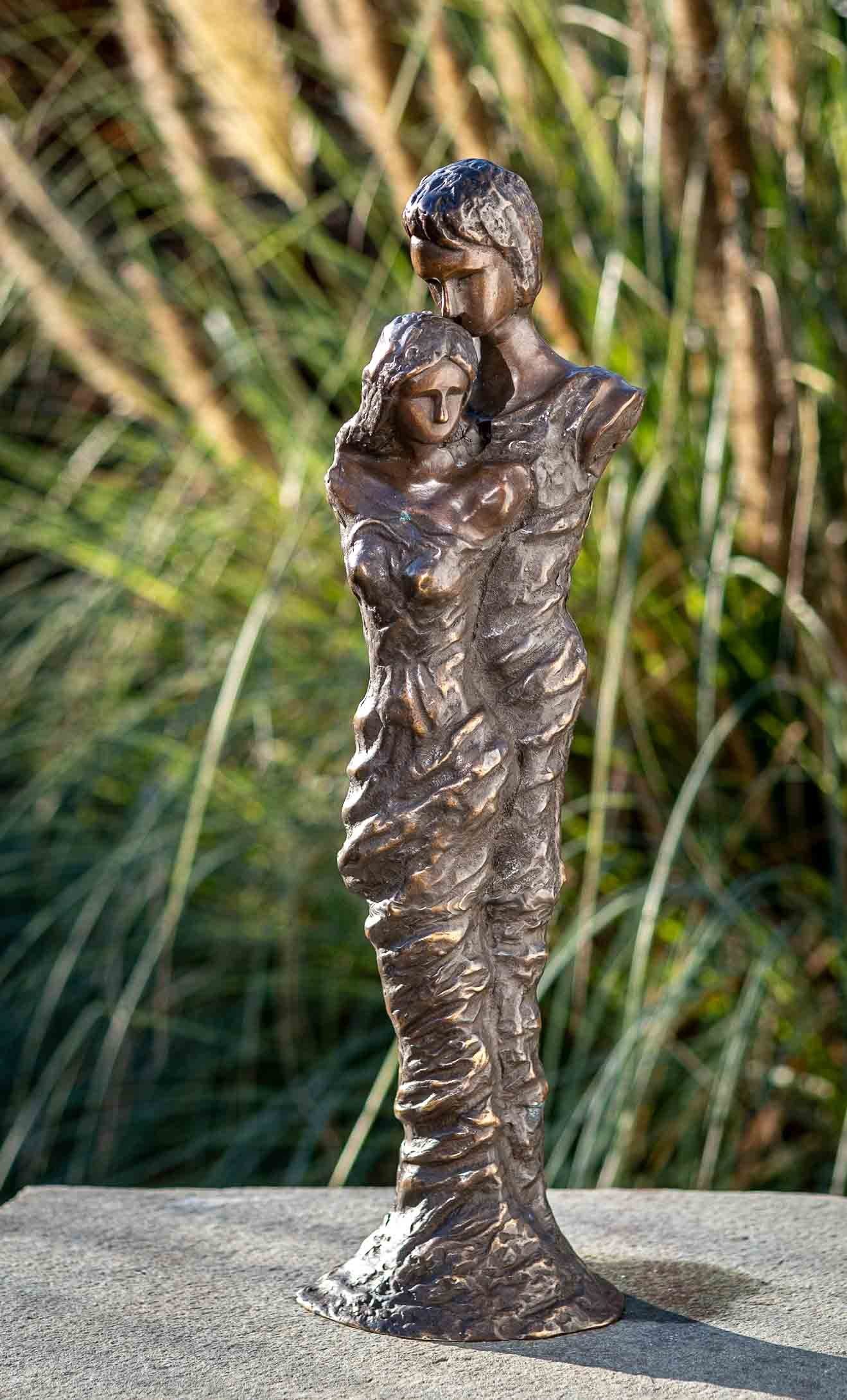 IDYL Gartenfigur IDYL Bronze-Skulptur Modernes Paar, Bronze – sehr robust – Langlebig – witterungsbeständig gegen Frost, Regen und UV-Strahlung. Die Modelle werden in Wachsausschmelzverfahren in Bronze gegossen und von Hand patiniert.