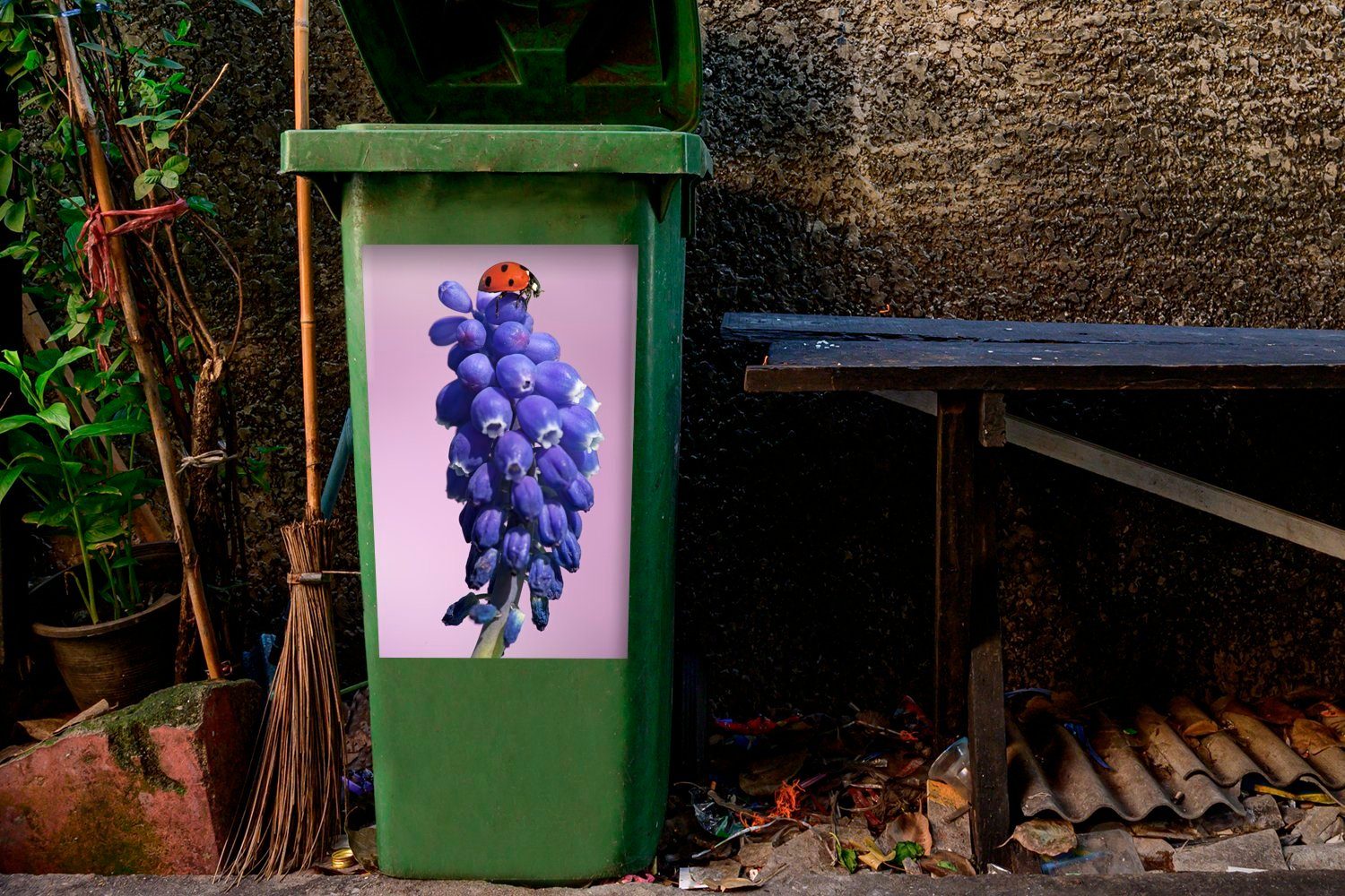 Container, Abfalbehälter mit Traubenhyazinthe St), Mülltonne, Marienkäfer Mülleimer-aufkleber, Sticker, (1 einem MuchoWow Wandsticker obenauf
