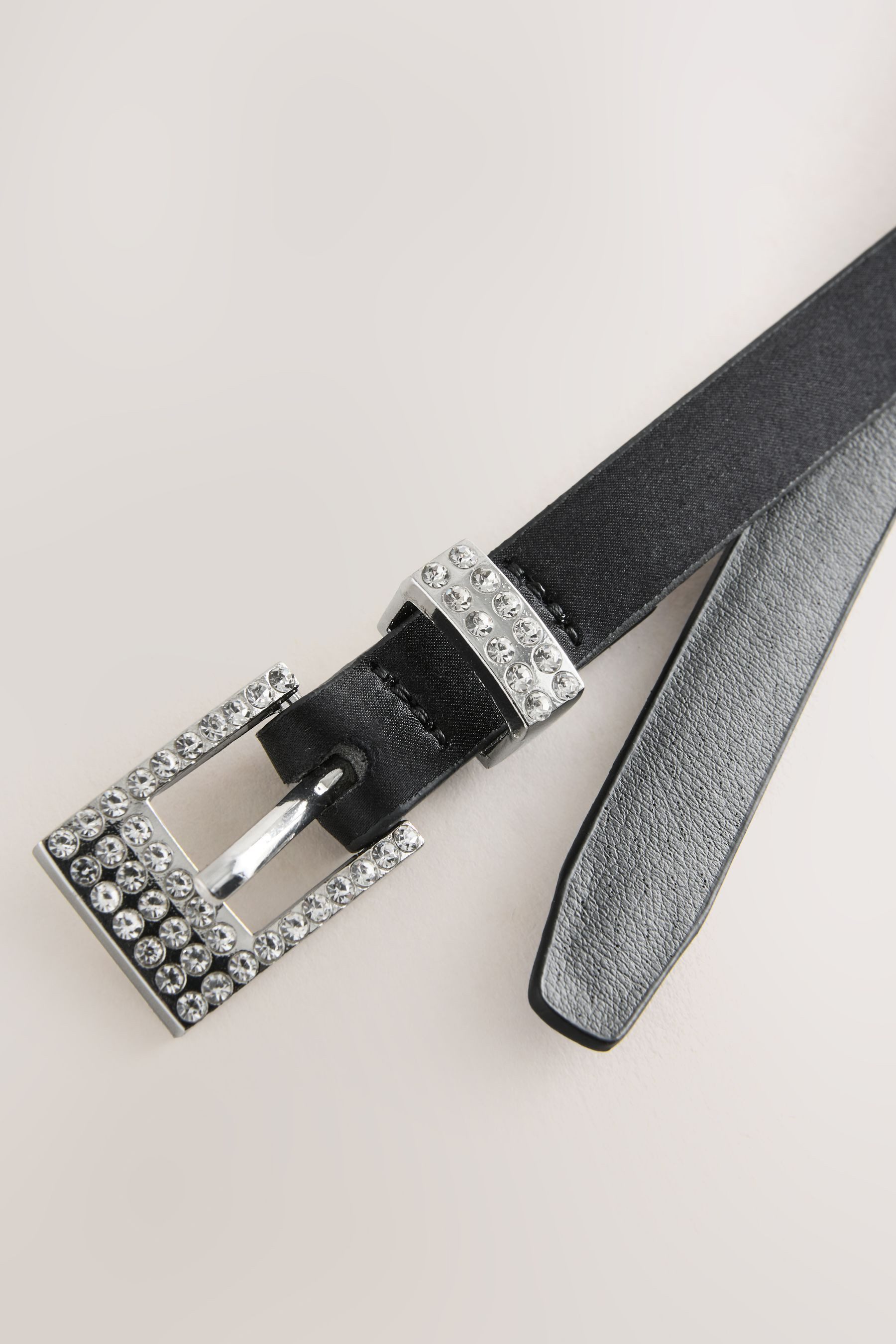 Next Gürtelriemen Skinny Fit Satingürtel mit Strassschnalle (1-St) – Bild 2 von 5