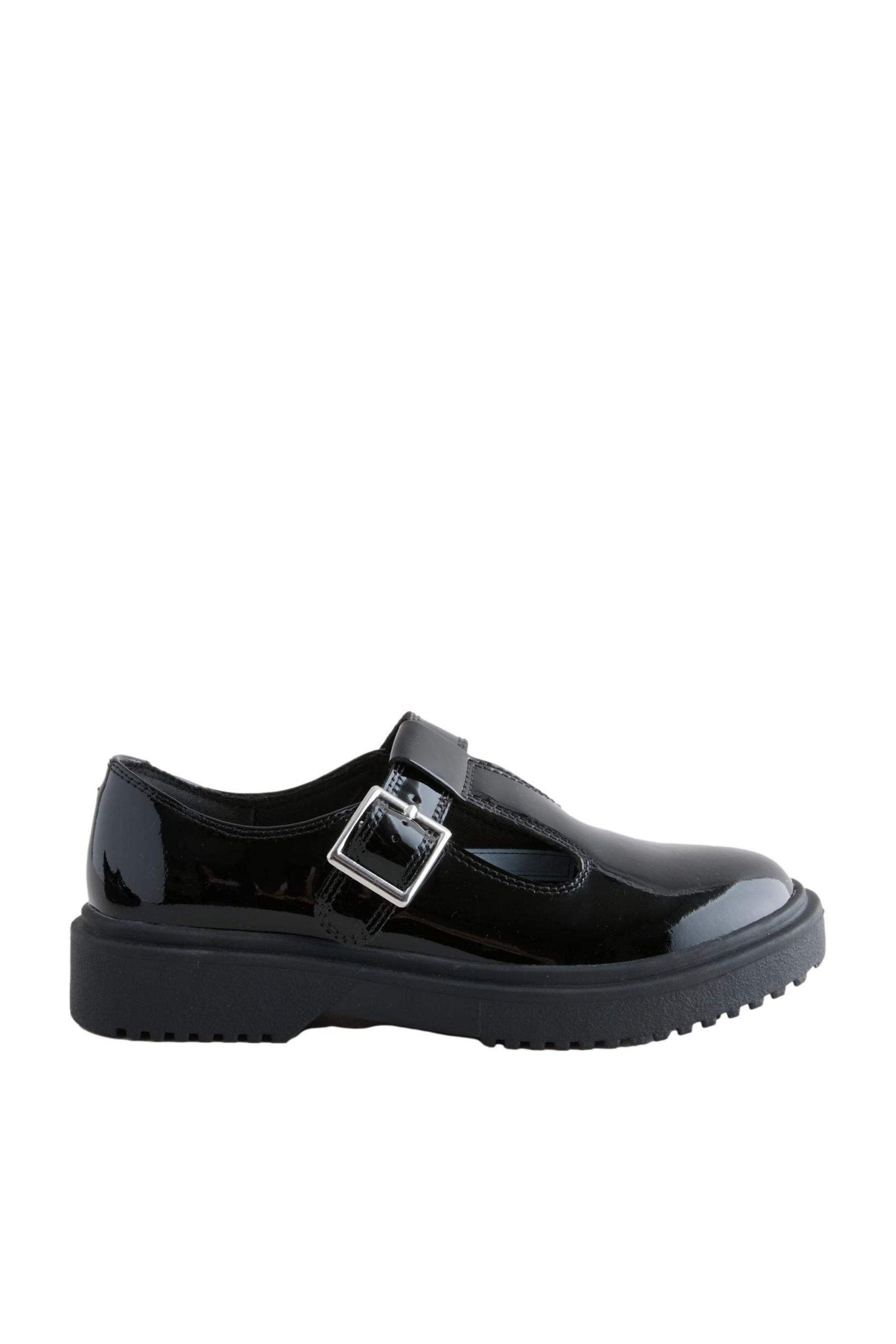 Markante Schuhe mit T-Steg T-Strap-Sandale