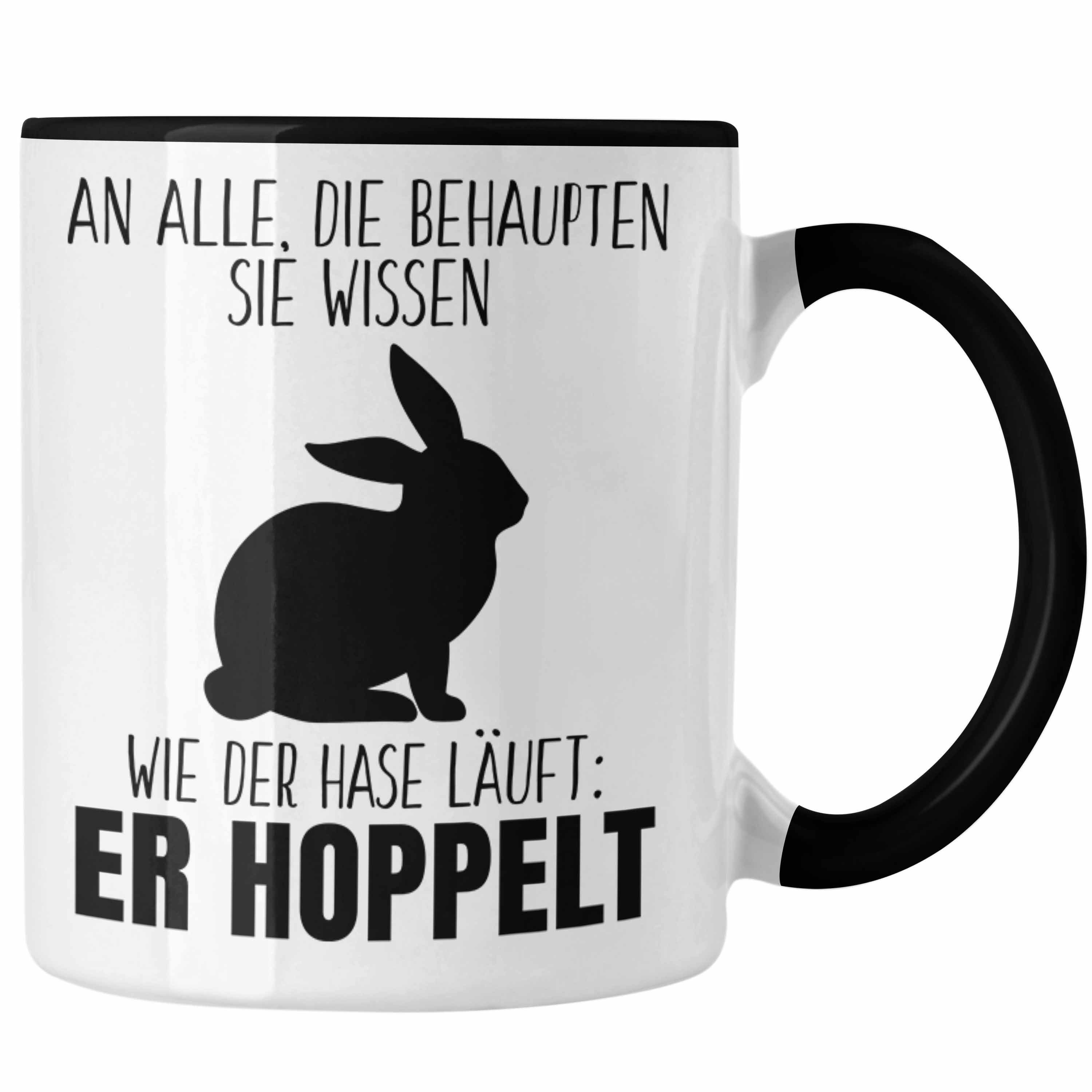 Trendation Tasse Trendation - Lustiger Spruch Tasse Geschenk Der Hase Hoppelt Witzig Lustig Geschhnkidee Ostern Schwarz