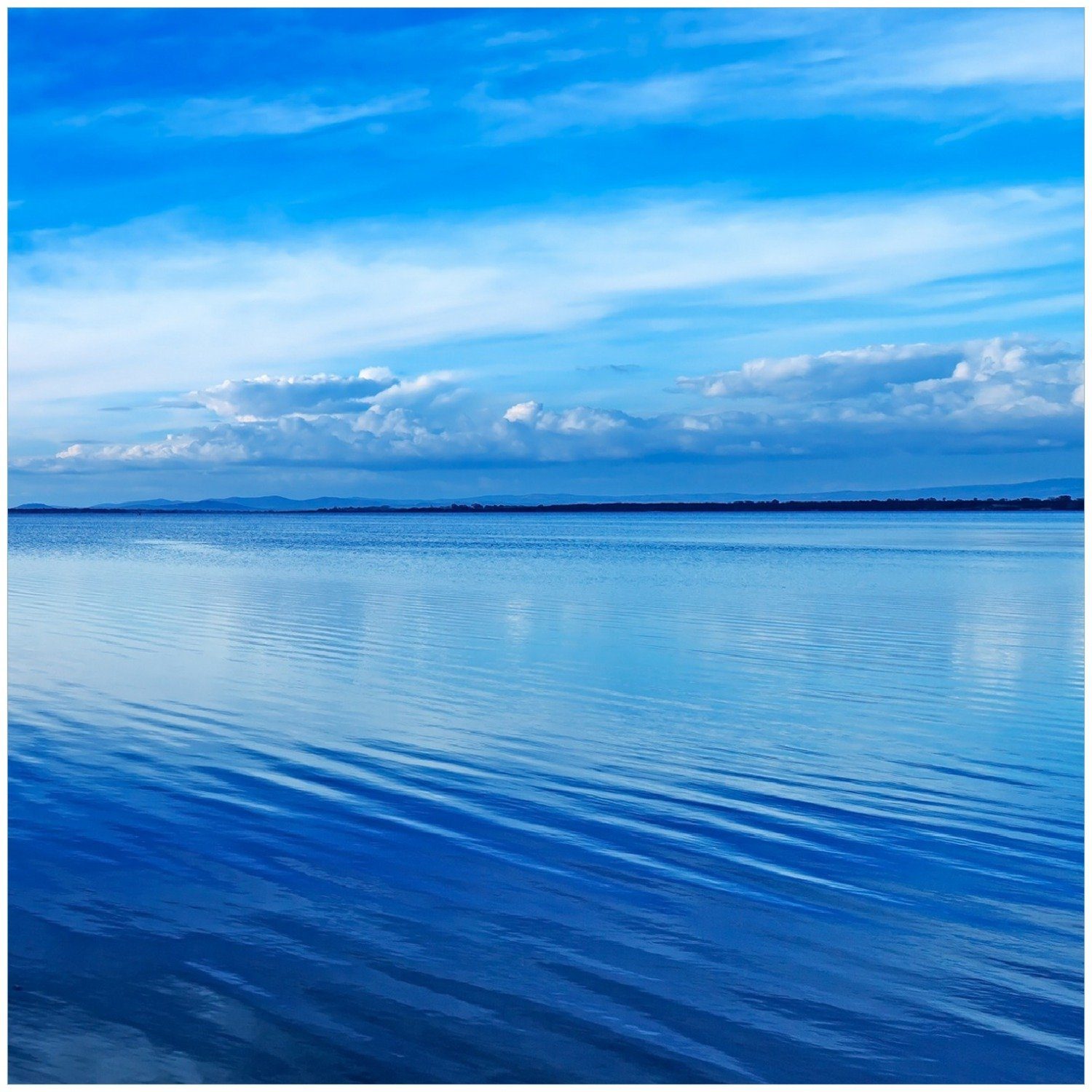 Wallario Memoboard Blaue Meeresbucht in Italien mit Spiegelung im Wasser