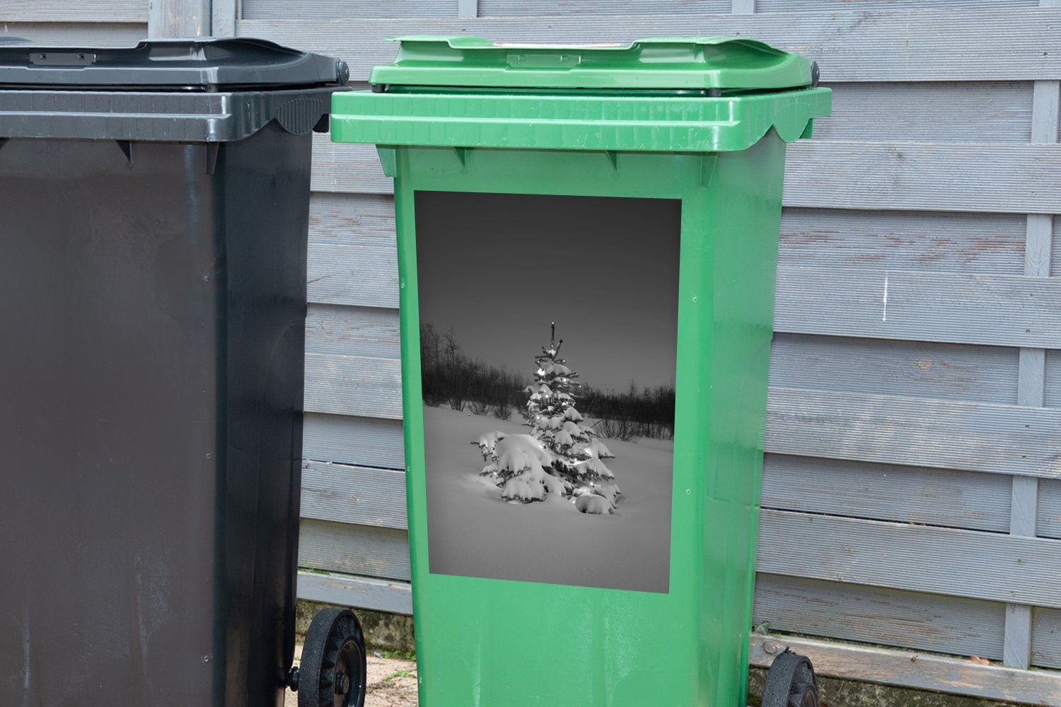 im bei Mülltonne, schwarz (1 St), und Container, MuchoWow Sticker, - Nacht Weihnachtsbaum Abfalbehälter Wandsticker Mülleimer-aufkleber, weiß Schnee Beleuchteter