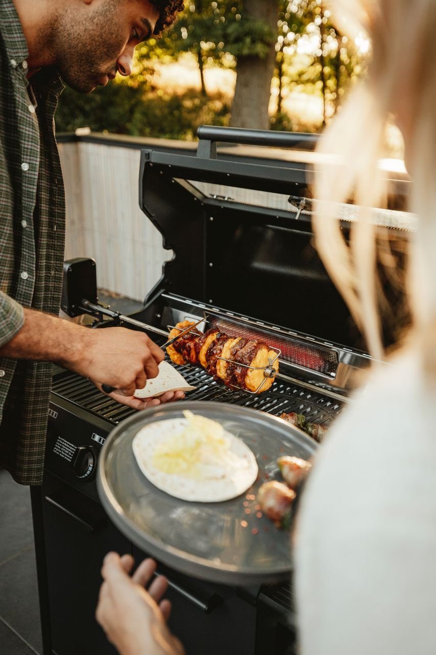 Enders® Drehspieß, Universal Grill-Drehspieß, Rotisserie Pro Black für Gasgrill - 7908