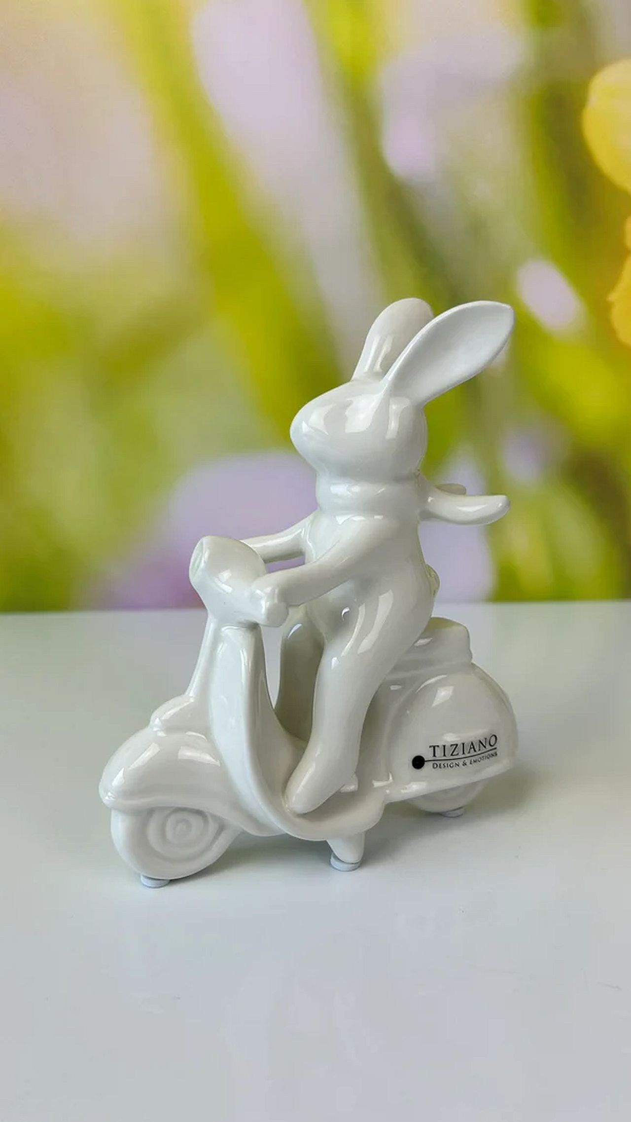 TIZIANO - DESIGN & EMOTIONS Dekofigur Deko Hase Vespino auf Roller cremeweiß – Osterfigur