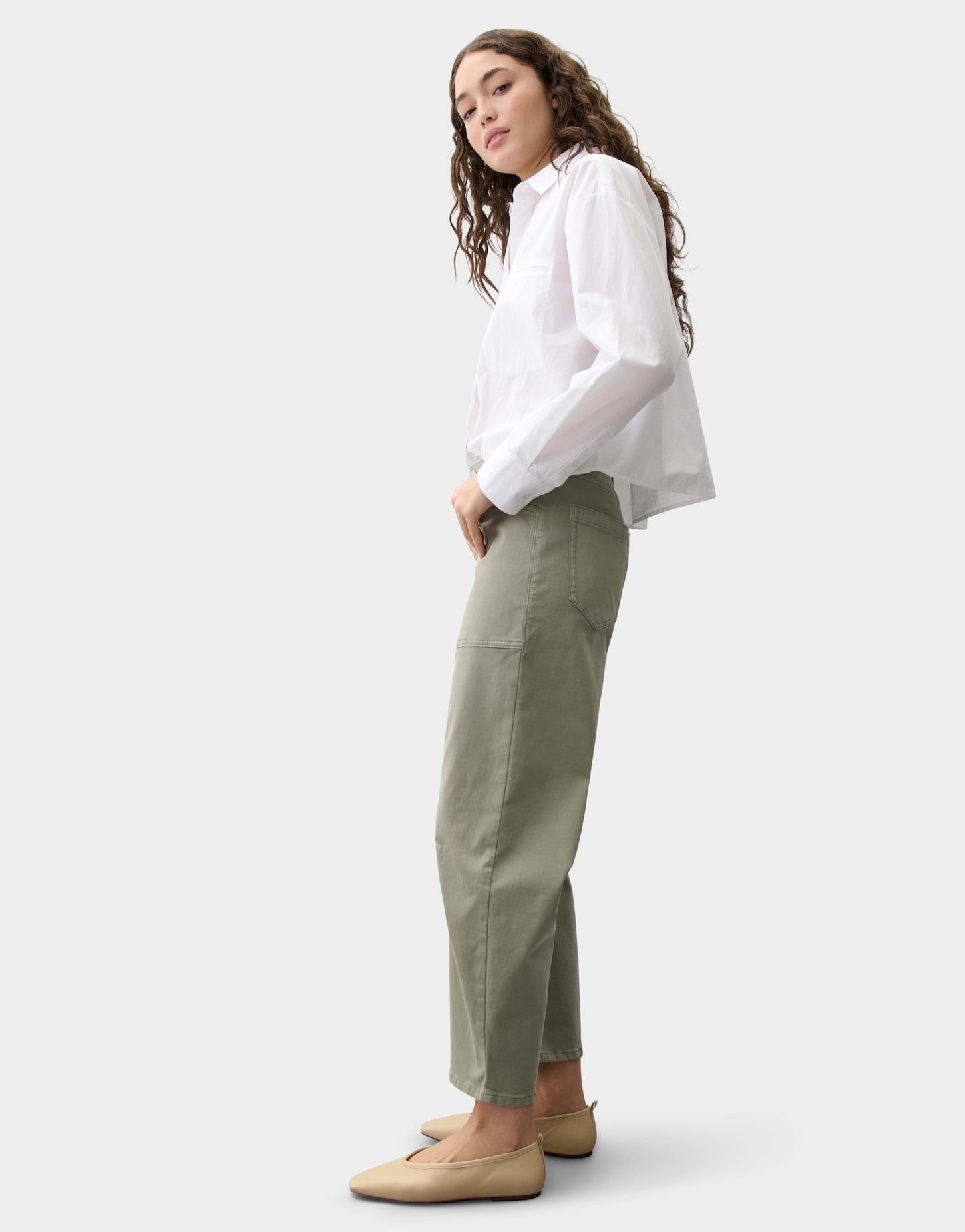 OPUS PANTS Relax-fit-Jeans Lisana vibrant aus weichem Satin Ovale Beinform mit Cargotaschen und Abnäher am Knie – Bild 5 von 5