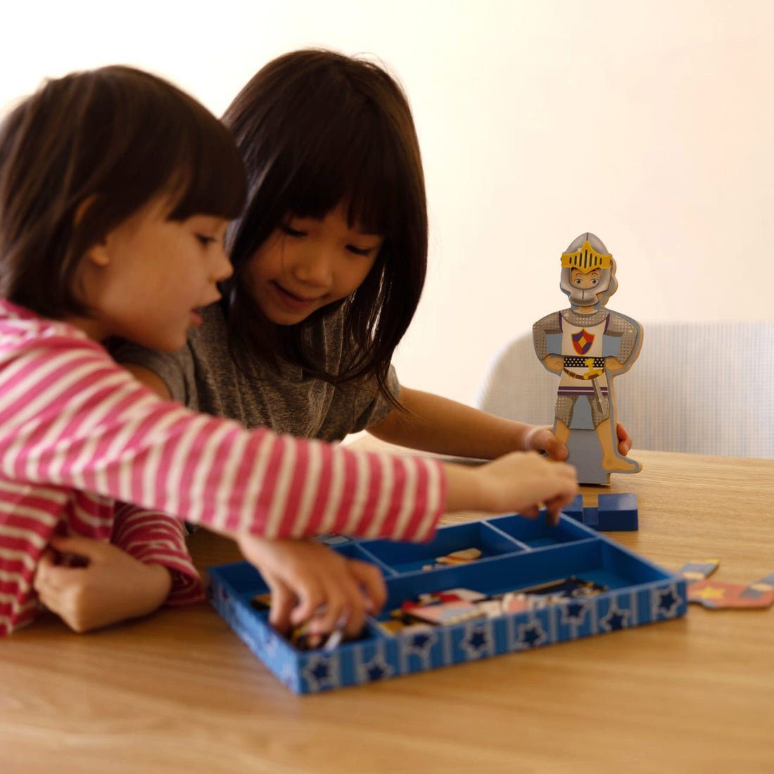 Melissa & Doug Anziehpuppe Magnetische Puppe Billy zum Anziehen 26 Teile (Set, 26-tlg., Magnetische Anziehpuppe), Holz