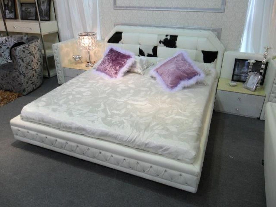 Xlmoebel Polsterbett Luxus Chesterfield Doppelbett aus Echtleder mit Ponyfell Weiß (Doppelbett, Chesterfield Polsterbett, Echtleder, Weiß), Made in Europa