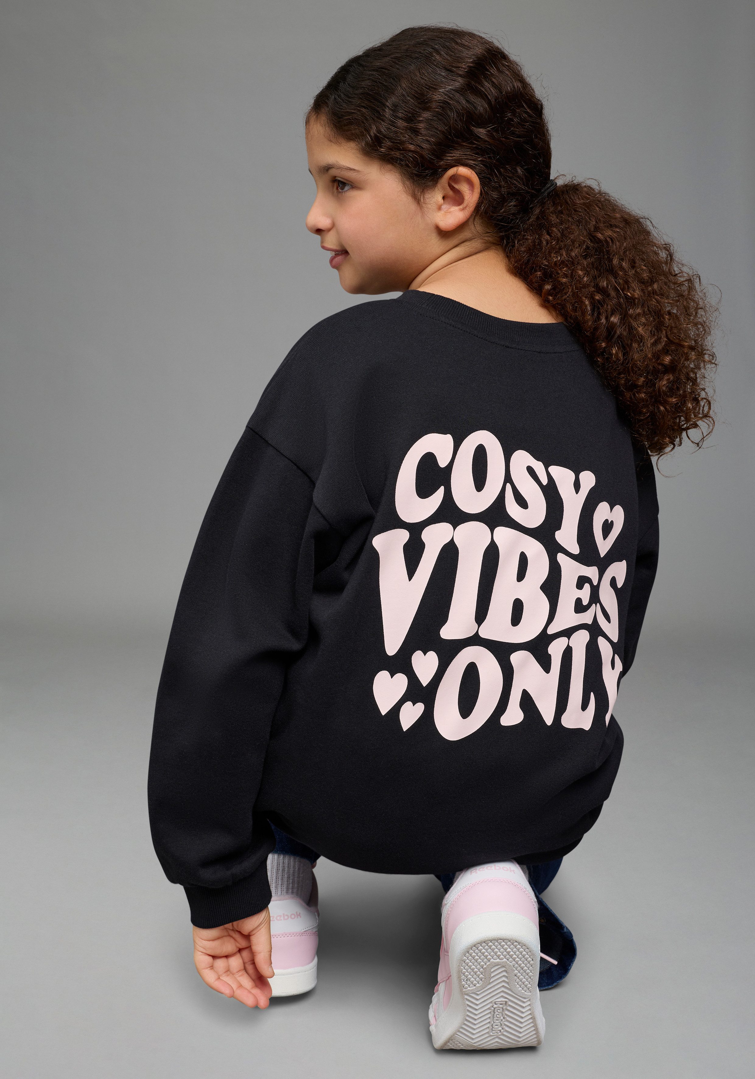 KIDSWORLD Sweatshirt Rückenprint Sweatshirt, in bequemer Form für Mädchen