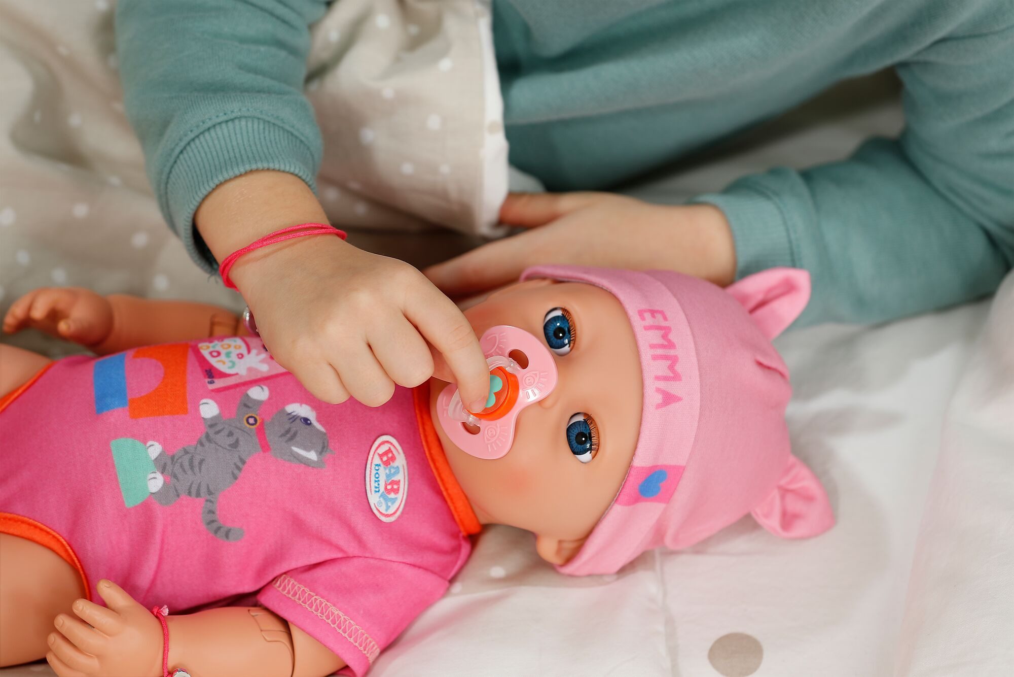Baby Born Babypuppe Emma Click & Play 43cm, mit Click-&-Play: Hält Fläschchen und Löffel selbst - ohne Batterien