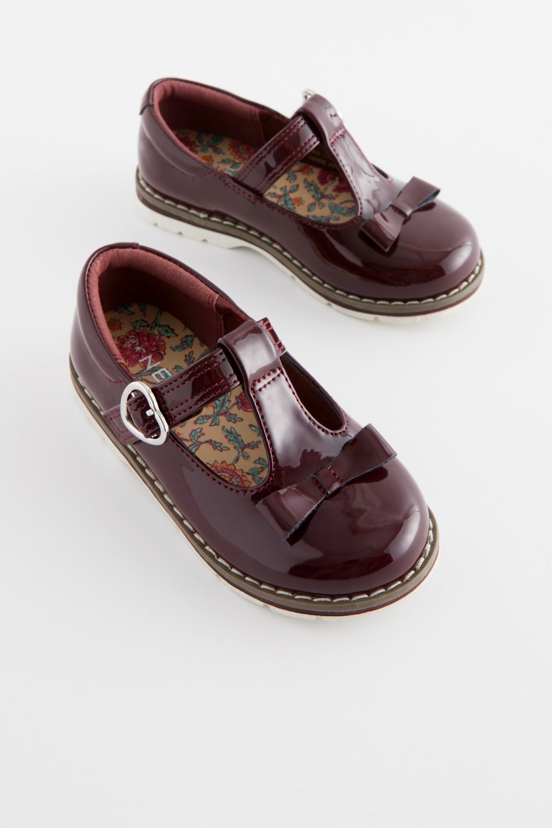 Next Schuhe mit T-Steg (1-tlg) T-Strap-Sandale Patent Purple Schleife, weite und Passform Plum