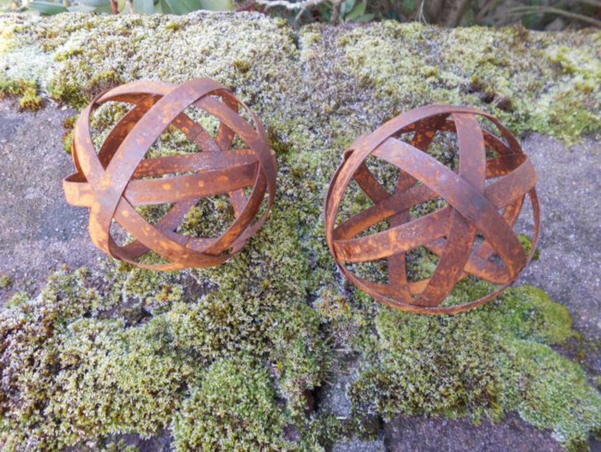 Deko-Impression Dekokugel Zwei Kugeln Dekokugeln aus Flacheisen Gitterkugeln Rostfarben je 10cm (2 St) – Bild 2 von 3