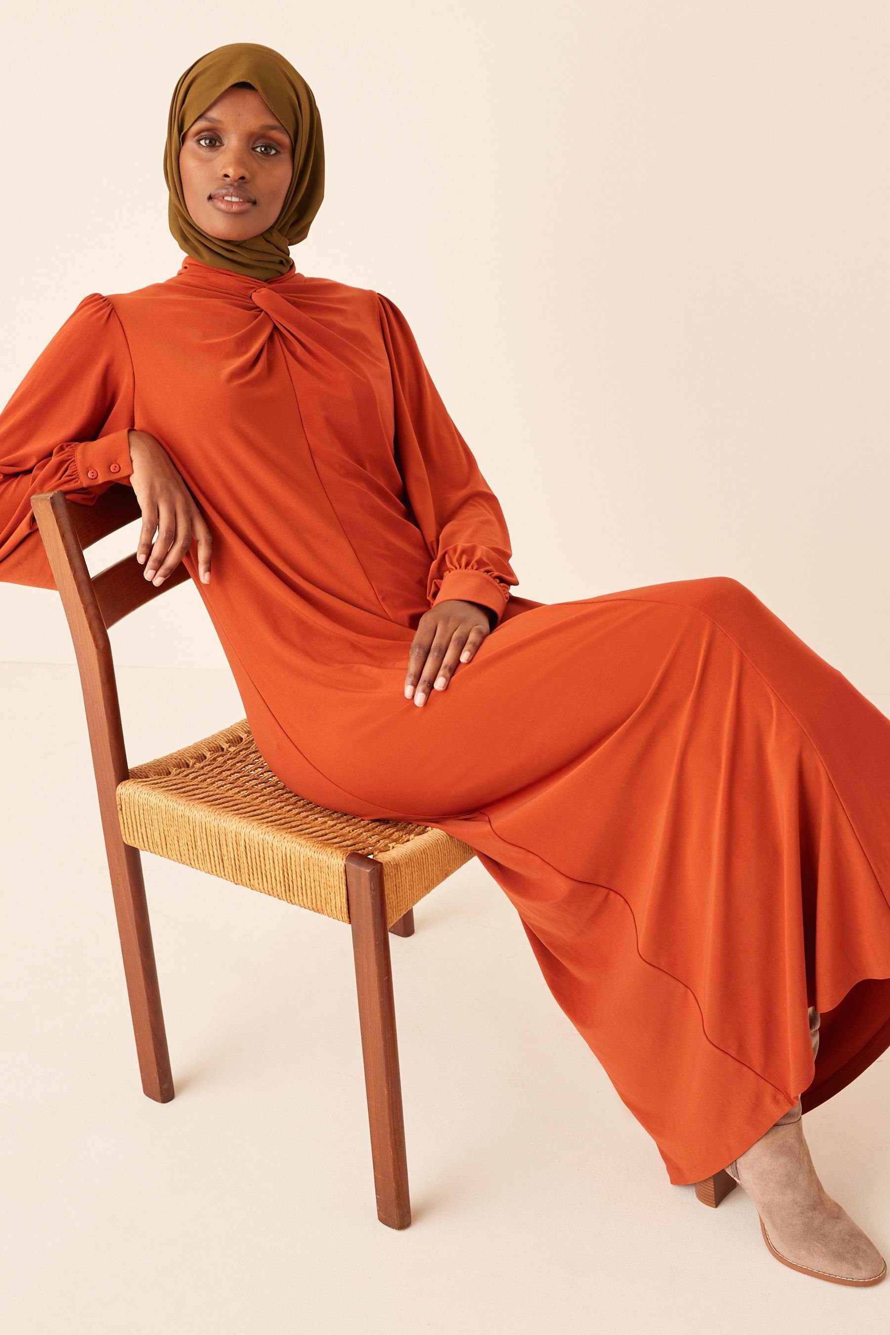 Next Maxikleid Langärmeliges Kleid mit Orange (1-tlg) geknotetem Stehkragen Burnt
