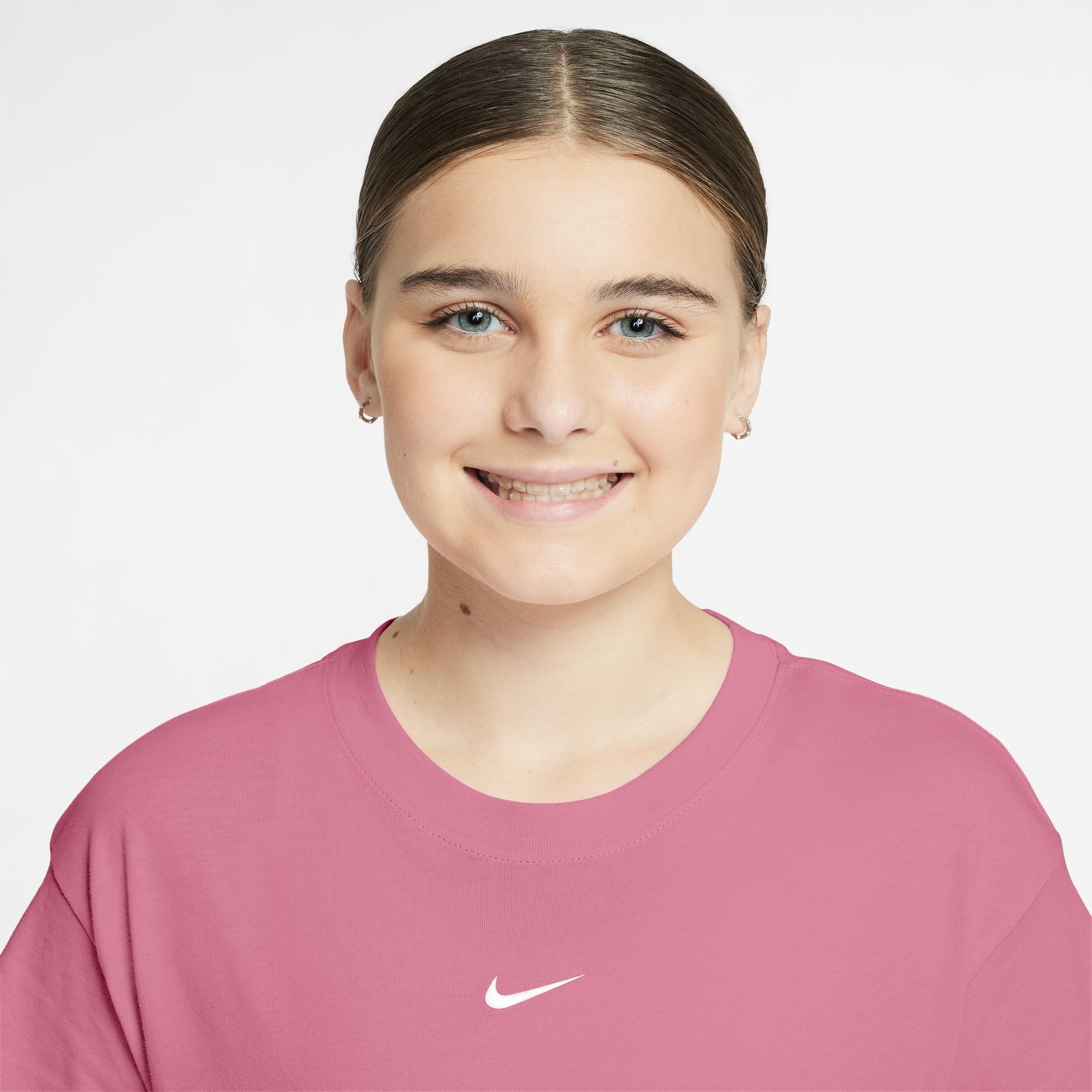 Nike Sportswear T-Shirt G NSW TEE BOXY ESSNTL LBR Kurzarm, mit Rundhalsausschnitt, aus Baumwoll-Jersey, normale Länge
