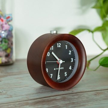 Navaris Wecker Analog Holz Wecker mit Snooze - Retro Uhr Rund mit Design Ziffernblatt Alarm Licht - Leise Tischuhr ohne Ticken - Naturholz