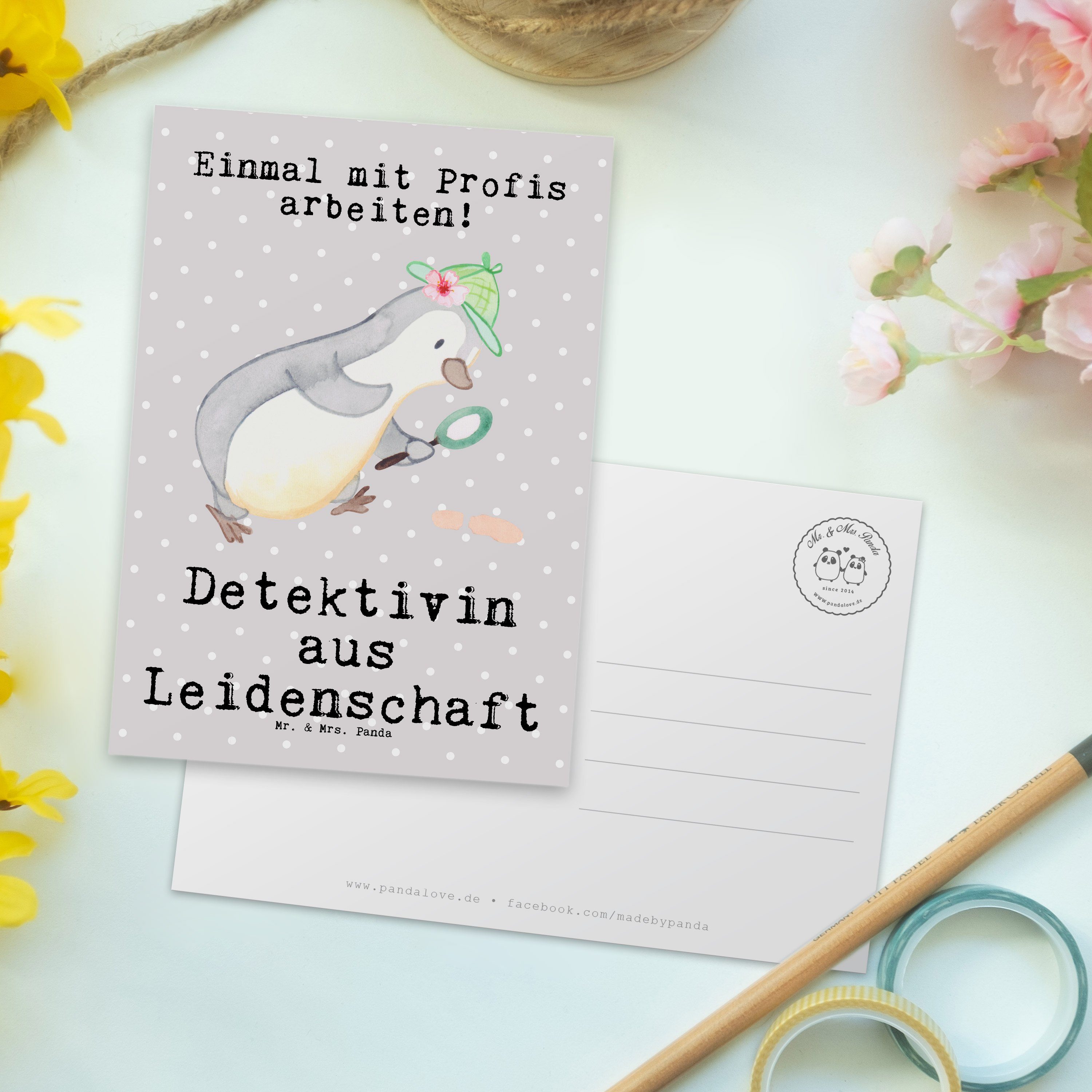 Pastell Mr. Kollege, Geschenk, Mrs. Firma - aus & Leidenschaft Panda Detektivin - Postkarte Grau