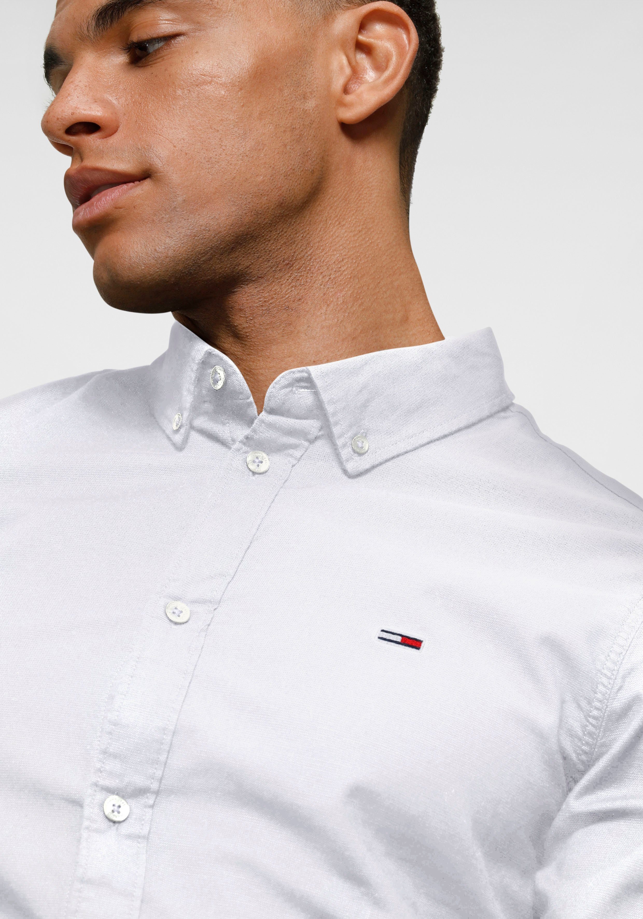 Tommy Jeans Langarmhemd TJM Slim Stretch Oxford mit Flaglabel auf der Brust – Bild 5 von 5