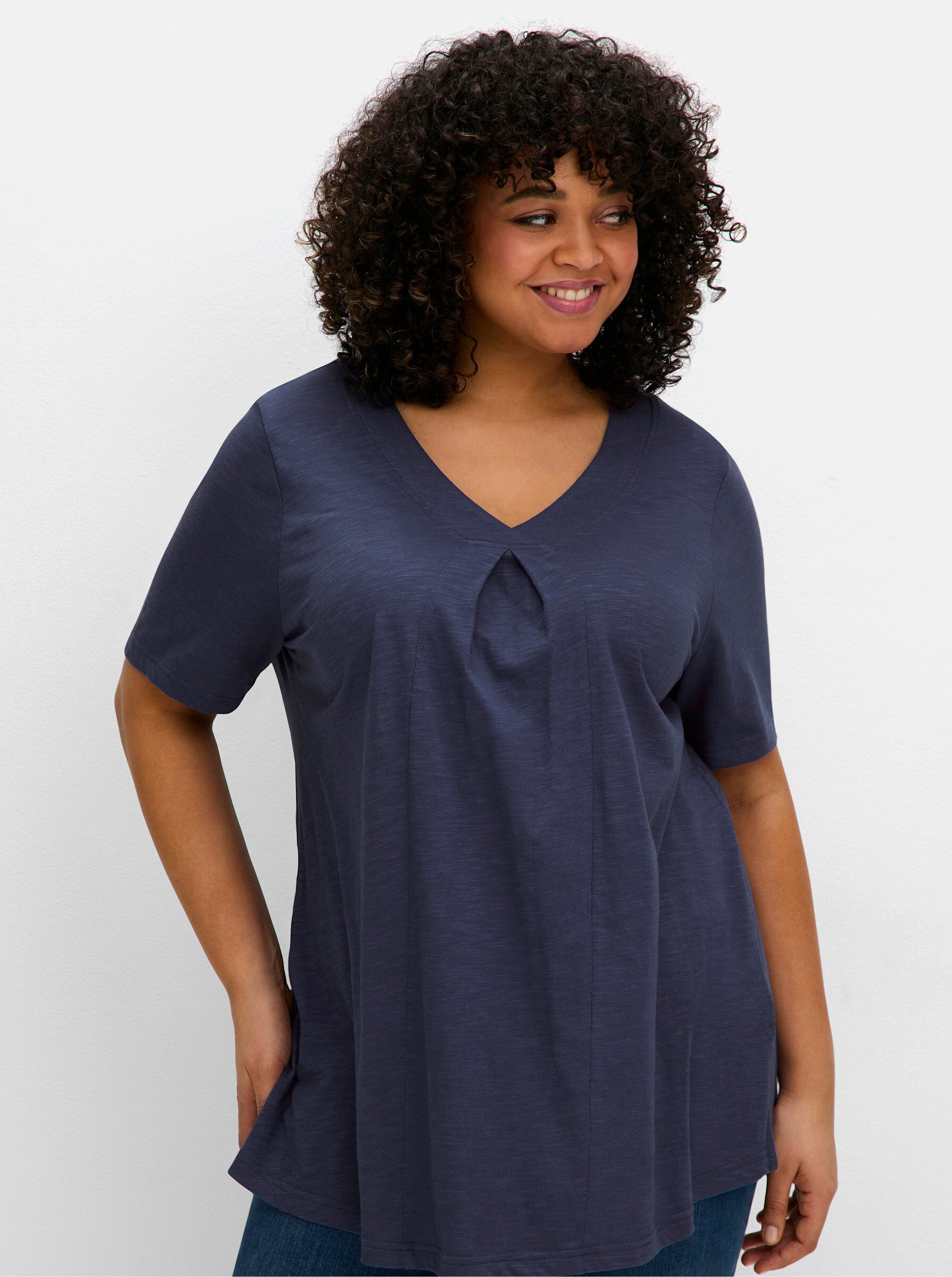 Sheego T-Shirt Shirt . in A-Linie, mit V-Ausschnitt und Kellerfalte günstig online kaufen