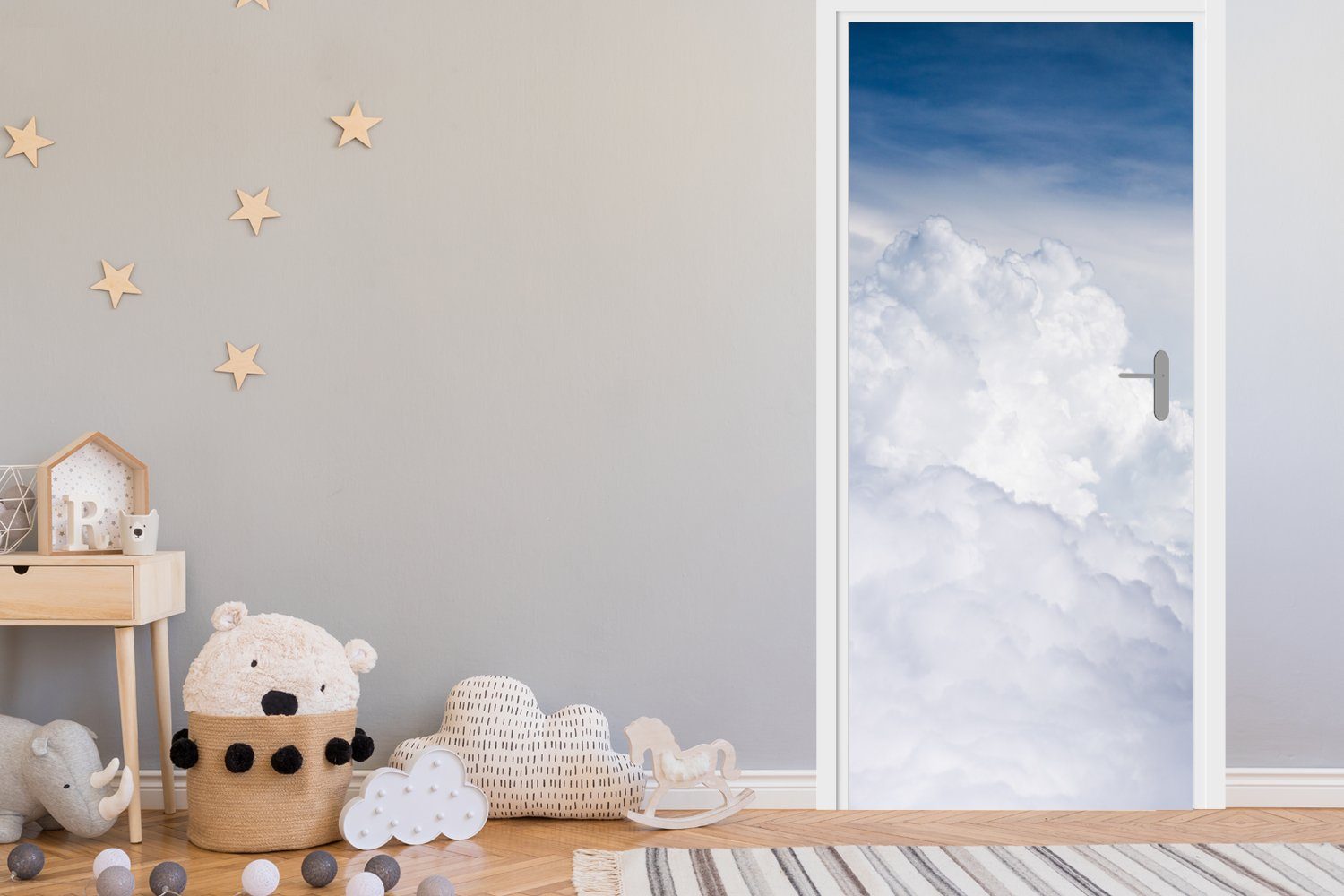 Himmel, Türaufkleber, cm für dunkelblauen Fototapete 75x205 bedruckt, einem Große Türtapete (1 Matt, MuchoWow St), Tür, weiße Wolken an