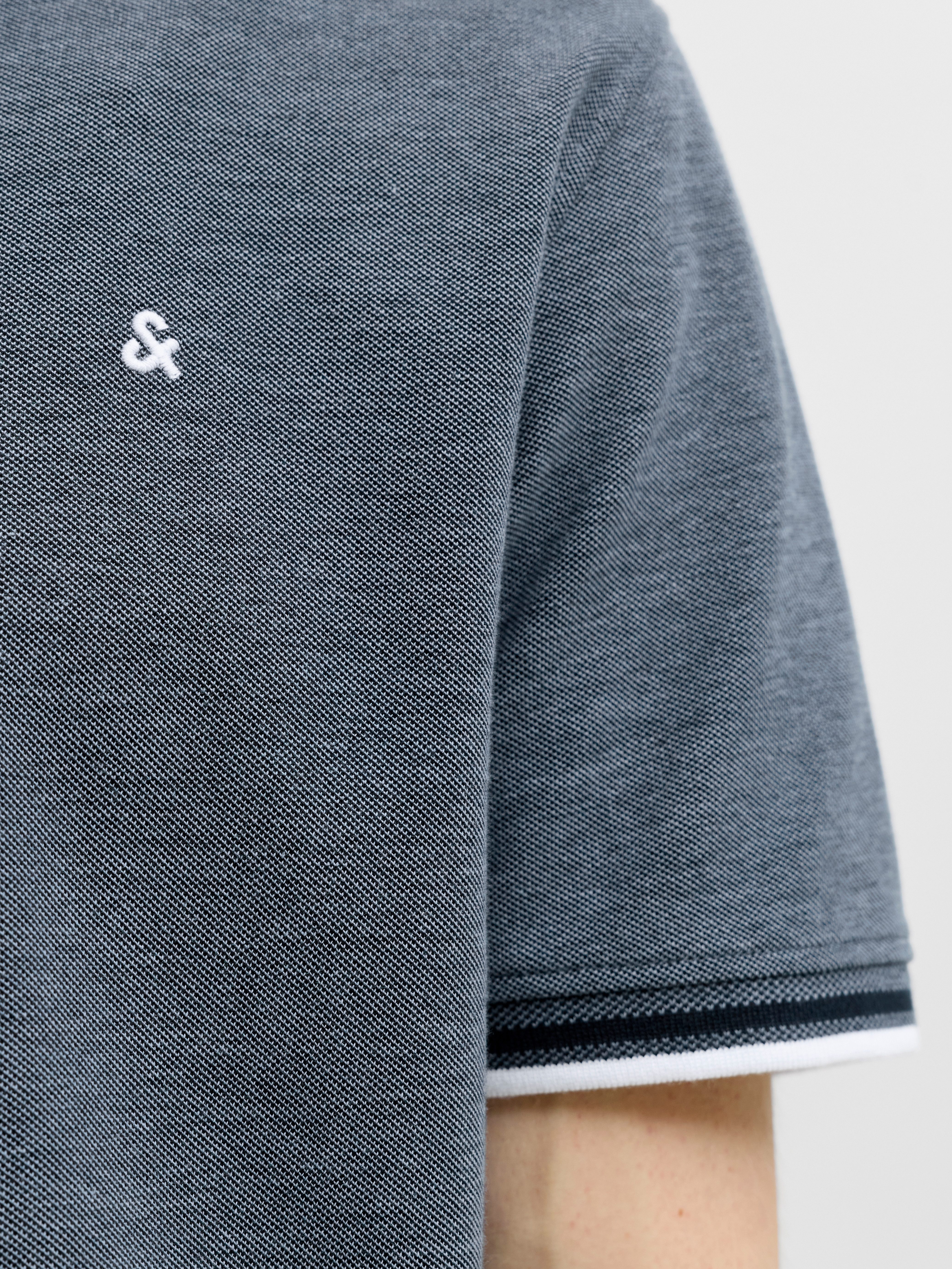 Jack & Jones Poloshirt JJEPAULOS Poloshirt mit klassischem Kragen und figurbetonter Form Logostickerei, modisch, schmal, Baumwolle, Polokragen