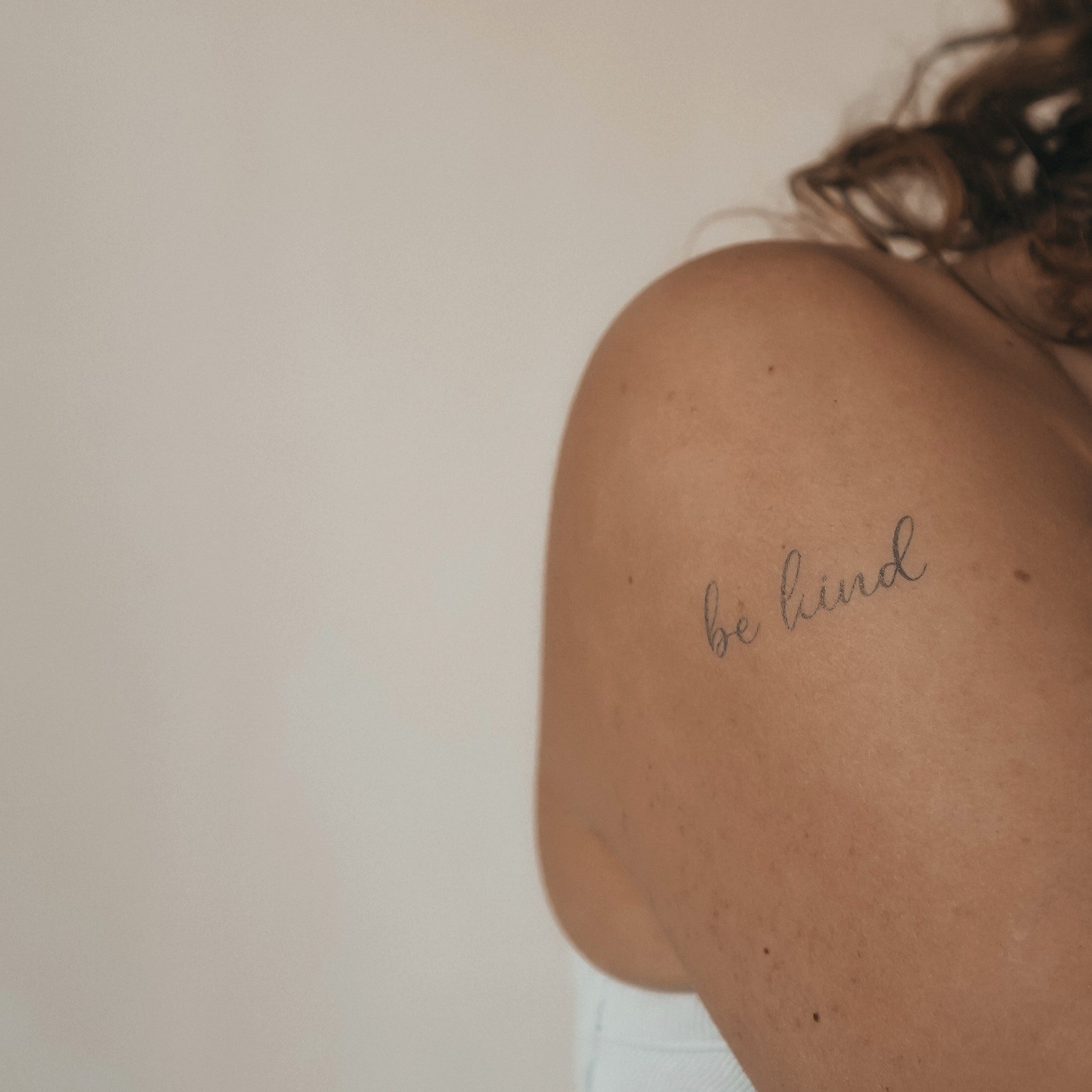 Inkster Schmuck-Tattoo be kind Tattoo, wasserfestes temporäres Tattoo, 2 Wochen Halt