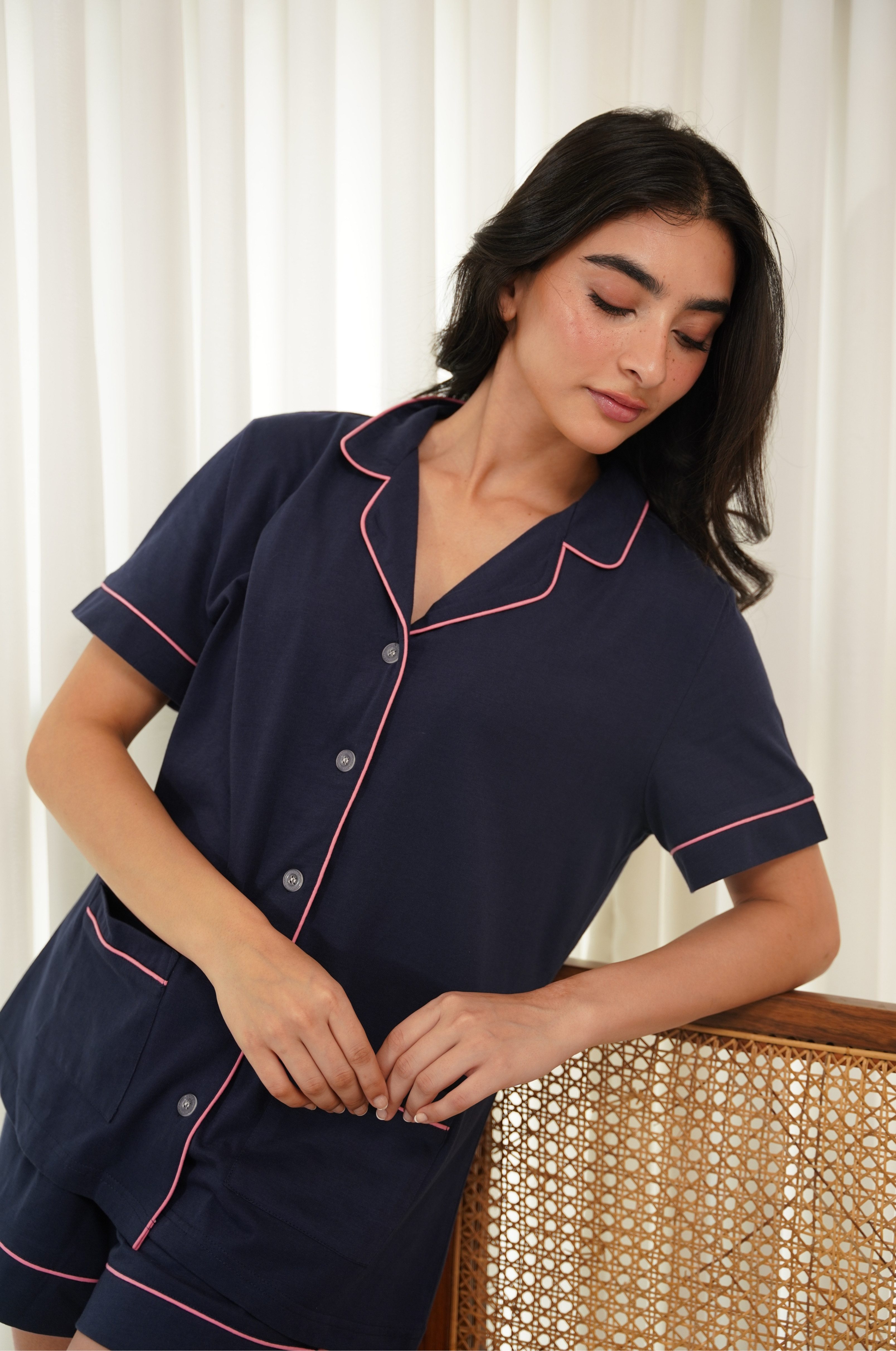 SNOOZE OFF Shorty Damen Pyjama in Navy mit Piping in rosé aus 100 % Baumwolle (2 tlg., 1 Stück) Kurzarm Hemd & Shorts – Bild 3 von 5
