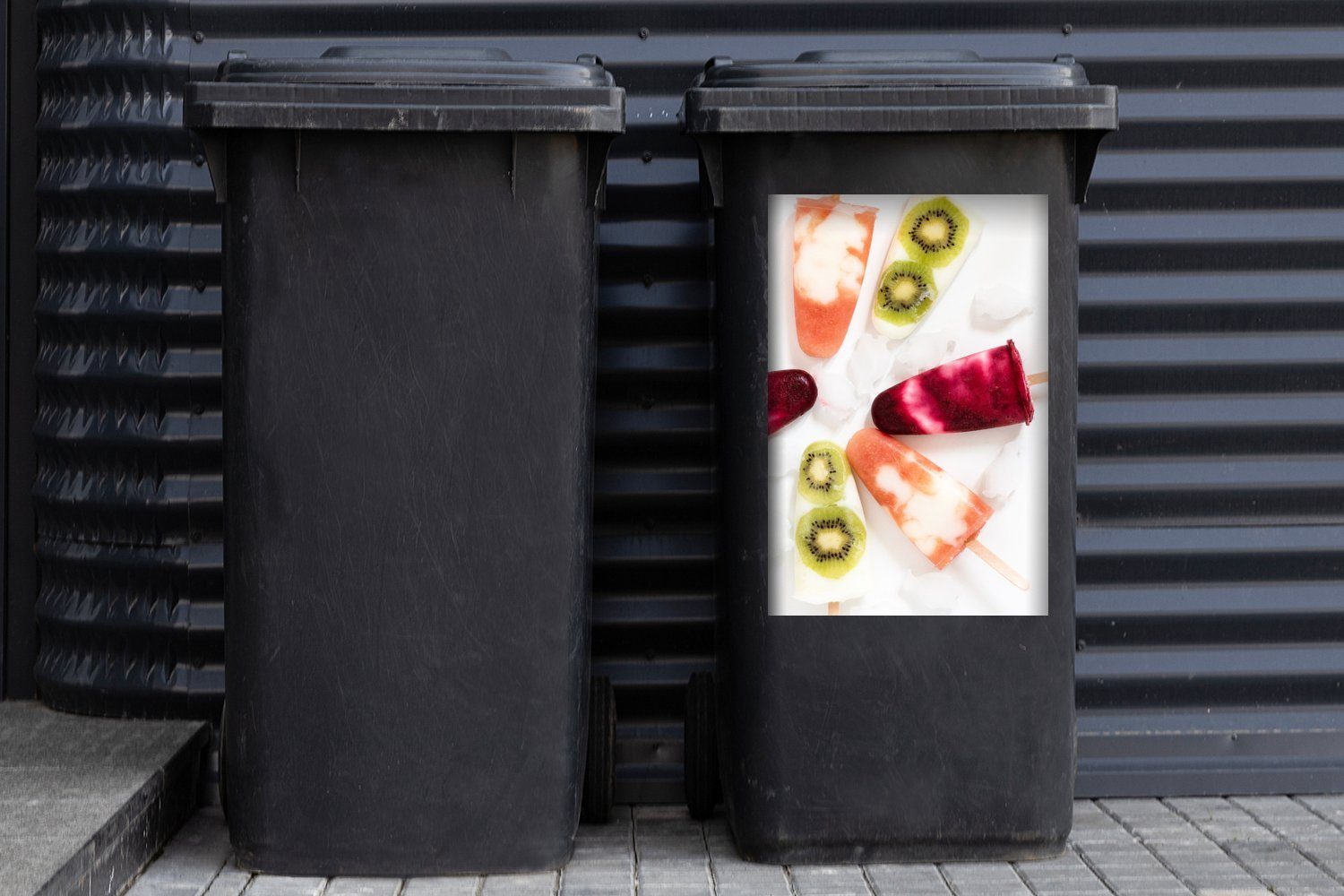 MuchoWow Wandsticker Hausgemachtes Joghurteis mit Mülltonne, Sticker, Abfalbehälter (1 Früchten St), Container, Mülleimer-aufkleber