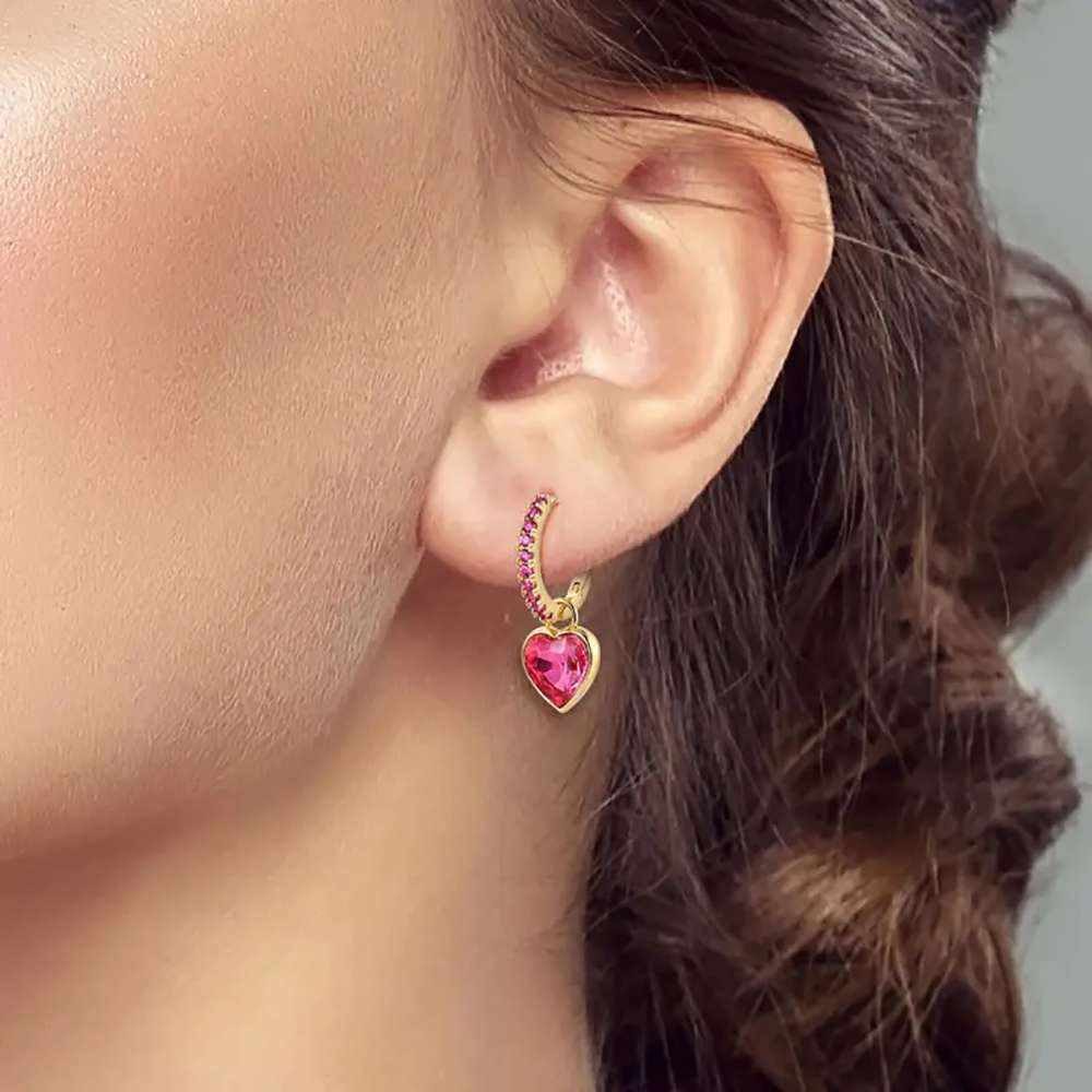 Taffstyle Paar Creolen Damen Ohrringe Creolen mit pinkem Kristall Herz Anhänger vergoldet (Romantische Creolen mit pinken Kristall Herzanhänger aus Chirurgenstahl in Gold)