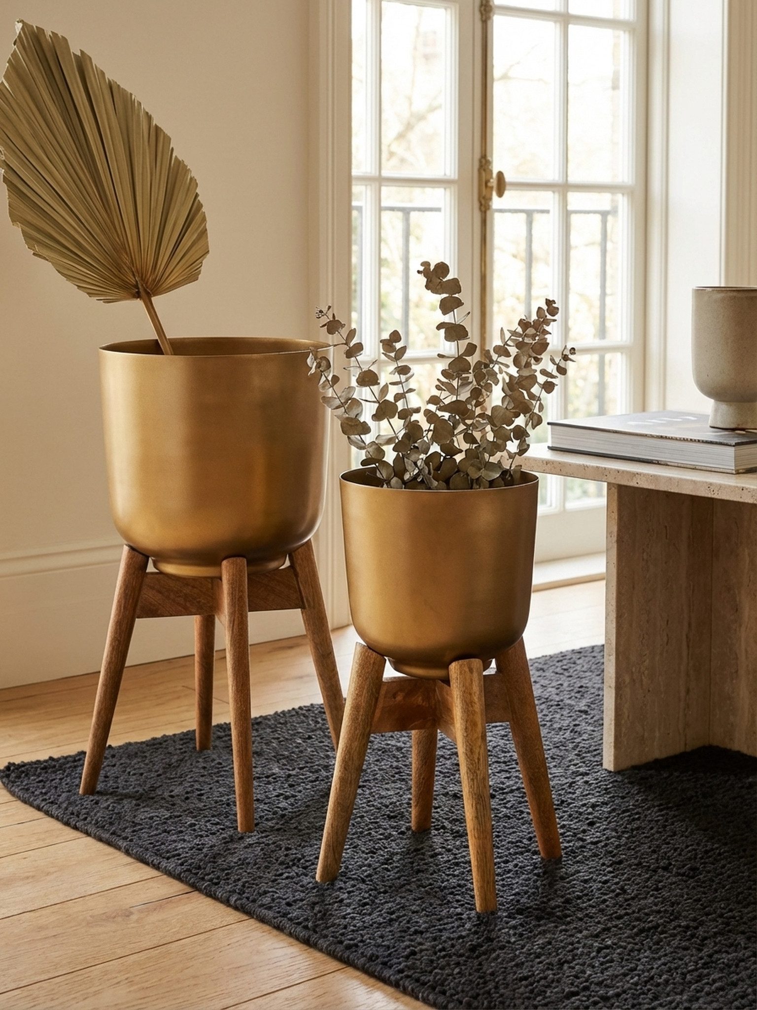KADIMA DESIGN Blumenständer Blumentopf 2er Set Metall / Massivholz Pflanzkübel Gold mit Füßen (Blumenkübel Pflanzgefäß), Design Pflanzenkübel Rund
